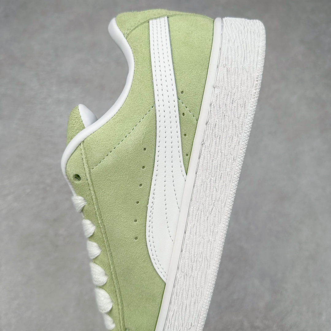 图片[7]-PUMA SUEDE XL 彪马新款面包鞋男女同款复古休闲板鞋 赠送一双鞋带 鞋身通体采用细腻的麂皮材质 厚实柔软 质感出众 鞋侧保留PUMA标志性跑道图案 侧面与后跟点缀金属色PUMA LOGO 兼具辨识度与细节感 加厚鞋垫、饱满鞋舌 搭配加宽扁形鞋带 使得穿着感更加贴合与舒适 值得一提的是 本季SUEDE XL鞋款以黑色、红色及蓝色最为瞩目 经典黑的配色 在低调之余可轻松驾驭任何潮流风格造型 而高饱和度的配色 则是当之无愧的早春出街利器。货号： 395205 尺码：36 37 37.5 38 38.5 39 40 40.5 41 42 42.5 43 44 45-选品中心