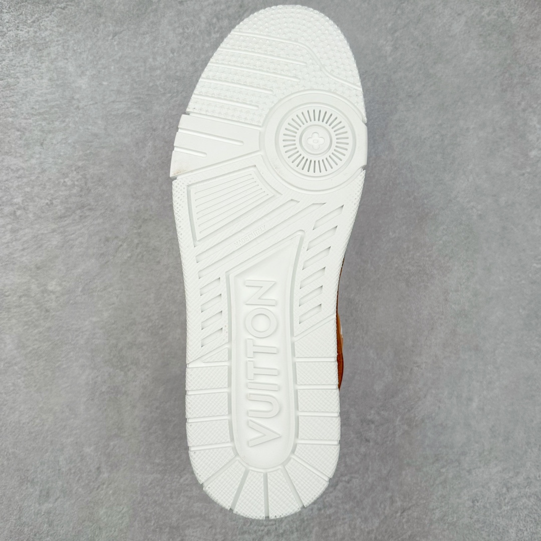 图片[9]-＃DT Louis Vuitton Trainer lv时装走秀运动鞋 实力大厂出品 平台专供 全网最全配色更新最快 最成熟的做工稳定的品控 完美鞋型超高的清洁度 零毛边线头瑕疵 全套原楦原纸版原鞋开模 全网最具灵魂的版型 正确原装黄色鞋盒 正确中底印花 鞋面印花3D高频深度立体 全鞋电脑针车 紧密相连 针距密度一致 环保乳胶注塑鞋垫 厚度脚感还原原版 皮面裁剪部位 统一油边封口工艺 原装橡胶大底含胶量大底组合零偏差 专柜全套包装 防尘袋 说明书 质保卡 男女鞋 尺码：35 36 37 38 39 40 41 42 43 44 45-选品中心