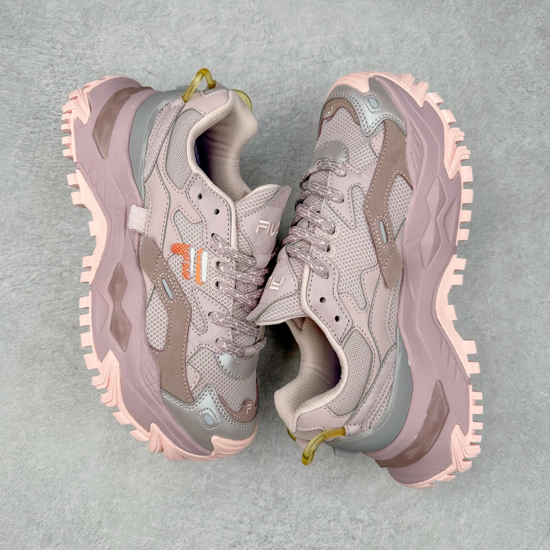图片[3]-斐乐Fila Fusion Bianco 硬糖系列老爹风增高厚底复古中性休闲运动慢跑鞋 FILA FUSION正式推出全新BIANCO硬糖鞋，该鞋款灵感来自于阿尔卑斯山最高峰Moute Bianco的灵感，同时全掌搭载TECNO-PIUMAX轻能发泡科技，鞋面上穿插了层次丰富的设计，更增添酷炫感。大底采用山峦起伏的设计理念，整个夏天，带你感受来自阿尔卑斯雪山的凉爽。BIANCO硬糖鞋是FILA FUSION为女性打造的全新专属鞋款，BIANCO在意大利语中意为白色，BIANCO鞋底上的棱形结构意为雪山上晶莹剔透的水晶，又好像一颗颗甜美的硬糖，代表着外表绚丽、内心坚定，拥有自己主张的女性主义。让每个穿上的女生都能做最亮的高冷百变女王，可甜可飒，夏日炎炎，有硬糖更甜！尺码：35.5 36 36.5 37.5 38 38.5 39 40-选品中心