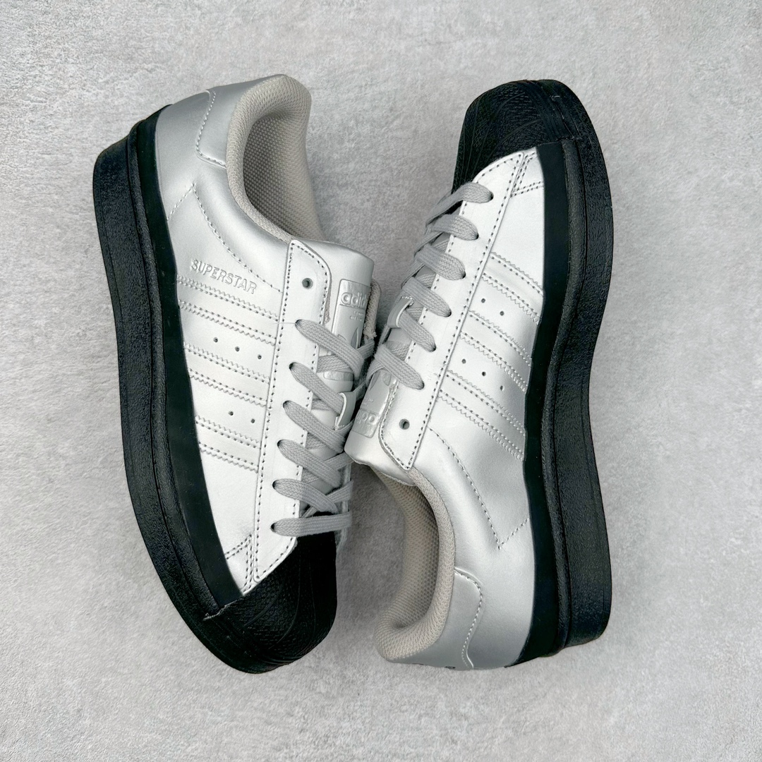 图片[3]-AD Originals Superstar 经典复古贝壳头板鞋 FW3709 诞生于1969年 是第一双将全皮面鞋 身与橡胶鞋头结合在一起的低帮篮球鞋 Superstar最开始 是作为高帮篮球鞋Pro Model的低帮版本而出现的 但因为其独特和醒目的橡胶鞋头造型而让大家熟知 被大家形象地称为\\\”shelltoe\\\”贝壳头 在70年代的美国职业篮球场上 接近3/4的NBA球员都将这双Superstar作为场上用鞋 80年代之后 经过不断的改良和发展 Superstar逐渐成为横跨时装、音乐、街头文化、休闲和运动等各大领域的时尚潮鞋 尺码：36 36.5 37 38 38.5 39 40 40.5 41 42 42.5 43 44 44.5 45-选品中心