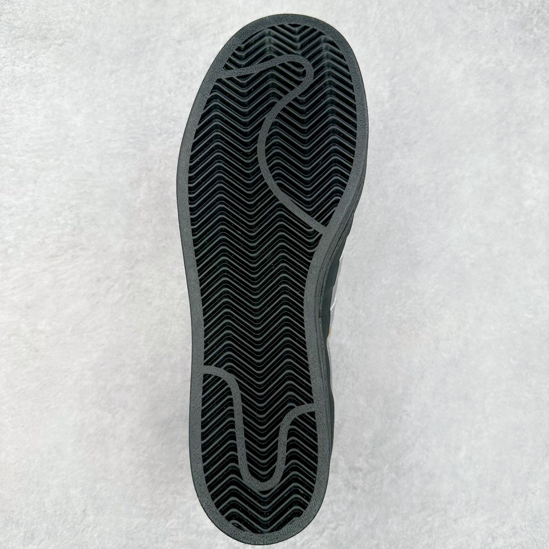 图片[9]-AD Originals Superstar 经典复古贝壳头板鞋 FW3709 诞生于1969年 是第一双将全皮面鞋 身与橡胶鞋头结合在一起的低帮篮球鞋 Superstar最开始 是作为高帮篮球鞋Pro Model的低帮版本而出现的 但因为其独特和醒目的橡胶鞋头造型而让大家熟知 被大家形象地称为\\\”shelltoe\\\”贝壳头 在70年代的美国职业篮球场上 接近3/4的NBA球员都将这双Superstar作为场上用鞋 80年代之后 经过不断的改良和发展 Superstar逐渐成为横跨时装、音乐、街头文化、休闲和运动等各大领域的时尚潮鞋 尺码：36 36.5 37 38 38.5 39 40 40.5 41 42 42.5 43 44 44.5 45-选品中心