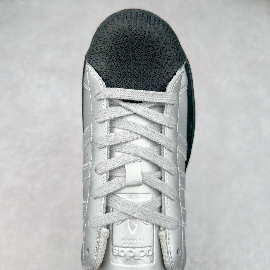 图片[4]-AD Originals Superstar 经典复古贝壳头板鞋 FW3709 诞生于1969年 是第一双将全皮面鞋 身与橡胶鞋头结合在一起的低帮篮球鞋 Superstar最开始 是作为高帮篮球鞋Pro Model的低帮版本而出现的 但因为其独特和醒目的橡胶鞋头造型而让大家熟知 被大家形象地称为\\\”shelltoe\\\”贝壳头 在70年代的美国职业篮球场上 接近3/4的NBA球员都将这双Superstar作为场上用鞋 80年代之后 经过不断的改良和发展 Superstar逐渐成为横跨时装、音乐、街头文化、休闲和运动等各大领域的时尚潮鞋 尺码：36 36.5 37 38 38.5 39 40 40.5 41 42 42.5 43 44 44.5 45-选品中心