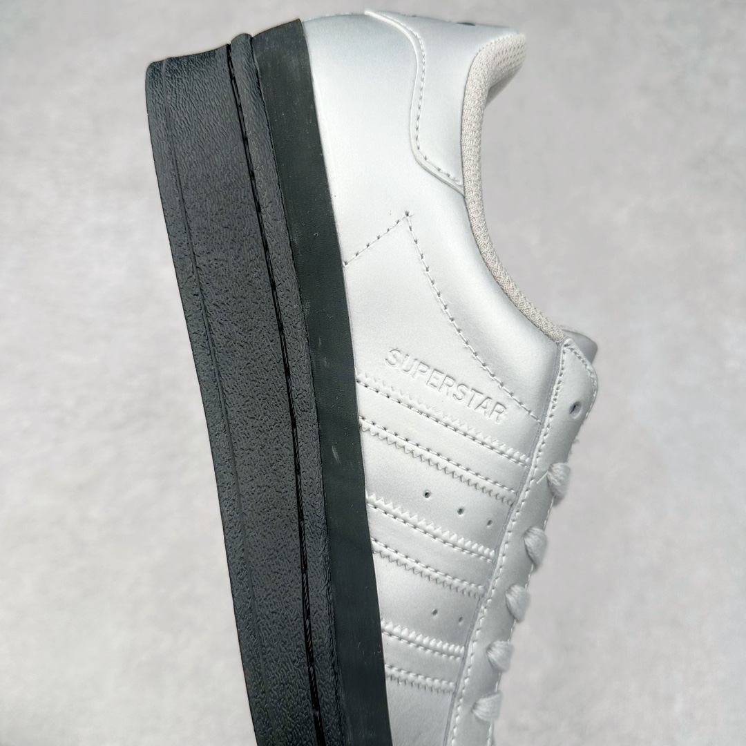 图片[6]-AD Originals Superstar 经典复古贝壳头板鞋 FW3709 诞生于1969年 是第一双将全皮面鞋 身与橡胶鞋头结合在一起的低帮篮球鞋 Superstar最开始 是作为高帮篮球鞋Pro Model的低帮版本而出现的 但因为其独特和醒目的橡胶鞋头造型而让大家熟知 被大家形象地称为\\\”shelltoe\\\”贝壳头 在70年代的美国职业篮球场上 接近3/4的NBA球员都将这双Superstar作为场上用鞋 80年代之后 经过不断的改良和发展 Superstar逐渐成为横跨时装、音乐、街头文化、休闲和运动等各大领域的时尚潮鞋 尺码：36 36.5 37 38 38.5 39 40 40.5 41 42 42.5 43 44 44.5 45-选品中心