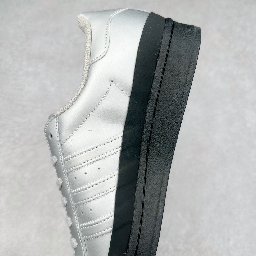 图片[7]-AD Originals Superstar 经典复古贝壳头板鞋 FW3709 诞生于1969年 是第一双将全皮面鞋 身与橡胶鞋头结合在一起的低帮篮球鞋 Superstar最开始 是作为高帮篮球鞋Pro Model的低帮版本而出现的 但因为其独特和醒目的橡胶鞋头造型而让大家熟知 被大家形象地称为\\\”shelltoe\\\”贝壳头 在70年代的美国职业篮球场上 接近3/4的NBA球员都将这双Superstar作为场上用鞋 80年代之后 经过不断的改良和发展 Superstar逐渐成为横跨时装、音乐、街头文化、休闲和运动等各大领域的时尚潮鞋 尺码：36 36.5 37 38 38.5 39 40 40.5 41 42 42.5 43 44 44.5 45-选品中心