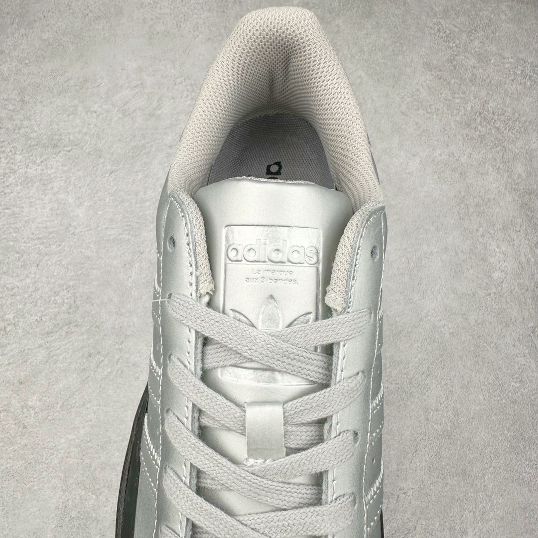 图片[5]-AD Originals Superstar 经典复古贝壳头板鞋 FW3709 诞生于1969年 是第一双将全皮面鞋 身与橡胶鞋头结合在一起的低帮篮球鞋 Superstar最开始 是作为高帮篮球鞋Pro Model的低帮版本而出现的 但因为其独特和醒目的橡胶鞋头造型而让大家熟知 被大家形象地称为\\\”shelltoe\\\”贝壳头 在70年代的美国职业篮球场上 接近3/4的NBA球员都将这双Superstar作为场上用鞋 80年代之后 经过不断的改良和发展 Superstar逐渐成为横跨时装、音乐、街头文化、休闲和运动等各大领域的时尚潮鞋 尺码：36 36.5 37 38 38.5 39 40 40.5 41 42 42.5 43 44 44.5 45-选品中心