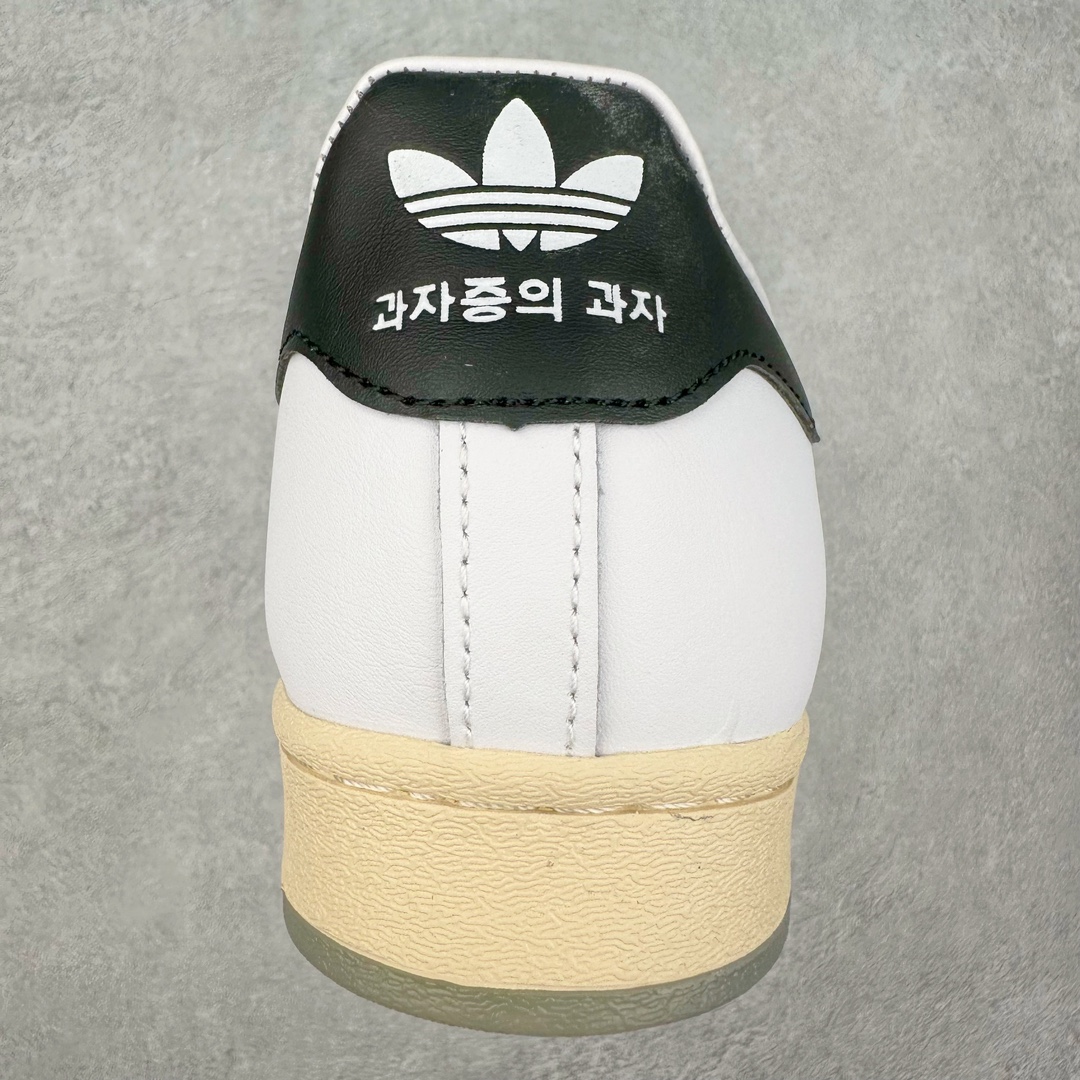 图片[8]-AD Originals Superstar 经典复古贝壳头板鞋 HQ3612 诞生于1969年 是第一双将全皮面鞋 身与橡胶鞋头结合在一起的低帮篮球鞋 Superstar最开始 是作为高帮篮球鞋Pro Model的低帮版本而出现的 但因为其独特和醒目的橡胶鞋头造型而让大家熟知 被大家形象地称为\\\”shelltoe\\\”贝壳头 在70年代的美国职业篮球场上 接近3/4的NBA球员都将这双Superstar作为场上用鞋 80年代之后 经过不断的改良和发展 Superstar逐渐成为横跨时装、音乐、街头文化、休闲和运动等各大领域的时尚潮鞋 尺码：36 36.5 37 38 38.5 39 40 40.5 41 42 42.5 43 44 44.5 45-选品中心