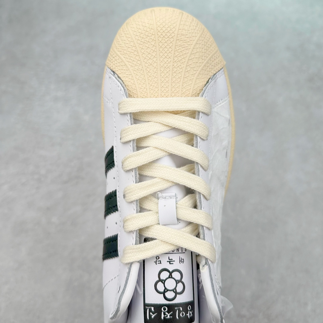 图片[4]-AD Originals Superstar 经典复古贝壳头板鞋 HQ3612 诞生于1969年 是第一双将全皮面鞋 身与橡胶鞋头结合在一起的低帮篮球鞋 Superstar最开始 是作为高帮篮球鞋Pro Model的低帮版本而出现的 但因为其独特和醒目的橡胶鞋头造型而让大家熟知 被大家形象地称为\\\”shelltoe\\\”贝壳头 在70年代的美国职业篮球场上 接近3/4的NBA球员都将这双Superstar作为场上用鞋 80年代之后 经过不断的改良和发展 Superstar逐渐成为横跨时装、音乐、街头文化、休闲和运动等各大领域的时尚潮鞋 尺码：36 36.5 37 38 38.5 39 40 40.5 41 42 42.5 43 44 44.5 45-选品中心