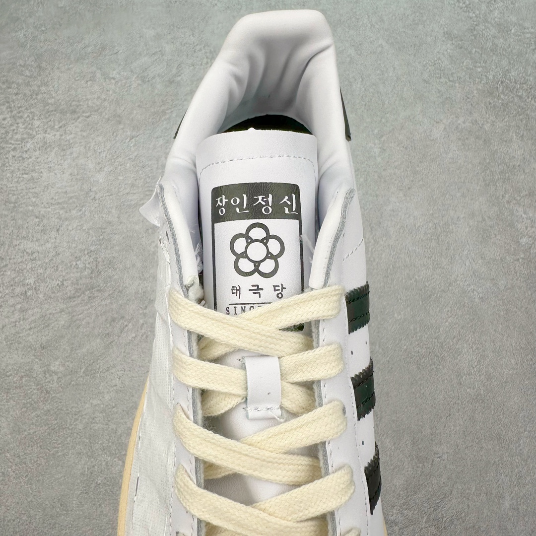 图片[5]-AD Originals Superstar 经典复古贝壳头板鞋 HQ3612 诞生于1969年 是第一双将全皮面鞋 身与橡胶鞋头结合在一起的低帮篮球鞋 Superstar最开始 是作为高帮篮球鞋Pro Model的低帮版本而出现的 但因为其独特和醒目的橡胶鞋头造型而让大家熟知 被大家形象地称为\\\”shelltoe\\\”贝壳头 在70年代的美国职业篮球场上 接近3/4的NBA球员都将这双Superstar作为场上用鞋 80年代之后 经过不断的改良和发展 Superstar逐渐成为横跨时装、音乐、街头文化、休闲和运动等各大领域的时尚潮鞋 尺码：36 36.5 37 38 38.5 39 40 40.5 41 42 42.5 43 44 44.5 45-选品中心