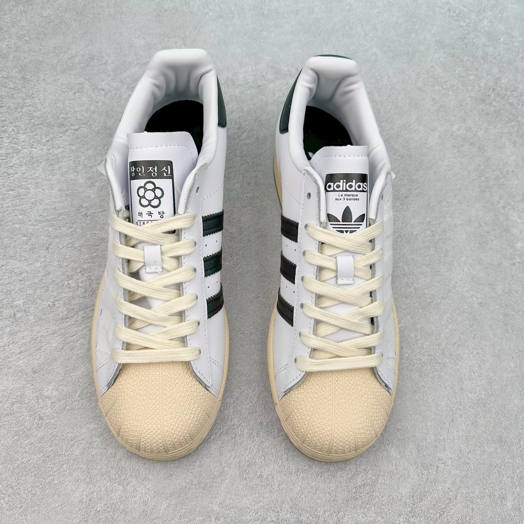 图片[2]-AD Originals Superstar 经典复古贝壳头板鞋 HQ3612 诞生于1969年 是第一双将全皮面鞋 身与橡胶鞋头结合在一起的低帮篮球鞋 Superstar最开始 是作为高帮篮球鞋Pro Model的低帮版本而出现的 但因为其独特和醒目的橡胶鞋头造型而让大家熟知 被大家形象地称为\\\”shelltoe\\\”贝壳头 在70年代的美国职业篮球场上 接近3/4的NBA球员都将这双Superstar作为场上用鞋 80年代之后 经过不断的改良和发展 Superstar逐渐成为横跨时装、音乐、街头文化、休闲和运动等各大领域的时尚潮鞋 尺码：36 36.5 37 38 38.5 39 40 40.5 41 42 42.5 43 44 44.5 45-选品中心