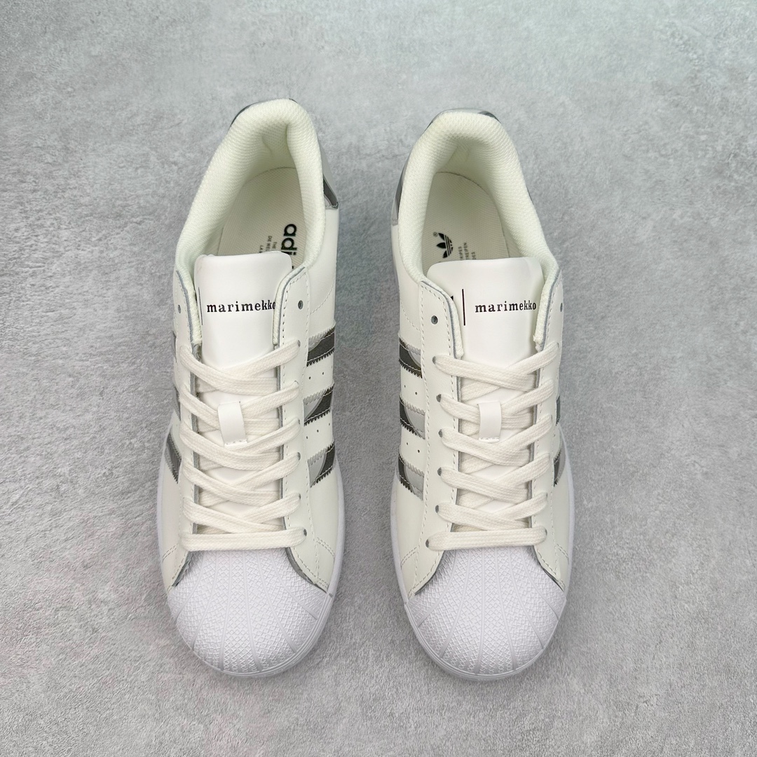 图片[2]-AD Originals Superstar 经典复古贝壳头板鞋 HP9779 诞生于1969年 是第一双将全皮面鞋 身与橡胶鞋头结合在一起的低帮篮球鞋 Superstar最开始 是作为高帮篮球鞋Pro Model的低帮版本而出现的 但因为其独特和醒目的橡胶鞋头造型而让大家熟知 被大家形象地称为\\\”shelltoe\\\”贝壳头 在70年代的美国职业篮球场上 接近3/4的NBA球员都将这双Superstar作为场上用鞋 80年代之后 经过不断的改良和发展 Superstar逐渐成为横跨时装、音乐、街头文化、休闲和运动等各大领域的时尚潮鞋 尺码：36 36.5 37 38 38.5 39 40 40.5 41 42 42.5 43 44 44.5 45-选品中心