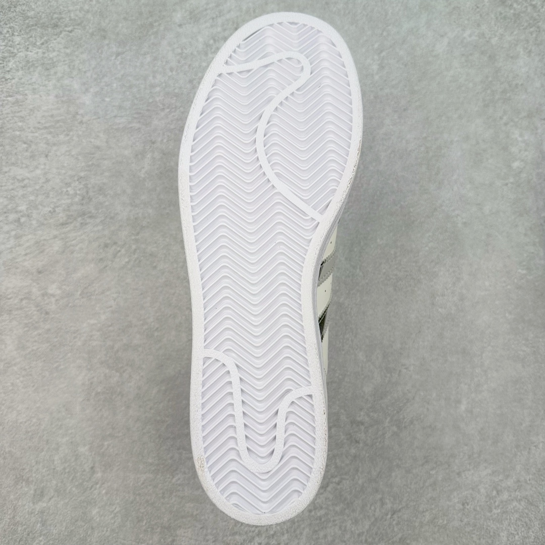 图片[9]-AD Originals Superstar 经典复古贝壳头板鞋 HP9779 诞生于1969年 是第一双将全皮面鞋 身与橡胶鞋头结合在一起的低帮篮球鞋 Superstar最开始 是作为高帮篮球鞋Pro Model的低帮版本而出现的 但因为其独特和醒目的橡胶鞋头造型而让大家熟知 被大家形象地称为\\\”shelltoe\\\”贝壳头 在70年代的美国职业篮球场上 接近3/4的NBA球员都将这双Superstar作为场上用鞋 80年代之后 经过不断的改良和发展 Superstar逐渐成为横跨时装、音乐、街头文化、休闲和运动等各大领域的时尚潮鞋 尺码：36 36.5 37 38 38.5 39 40 40.5 41 42 42.5 43 44 44.5 45-选品中心