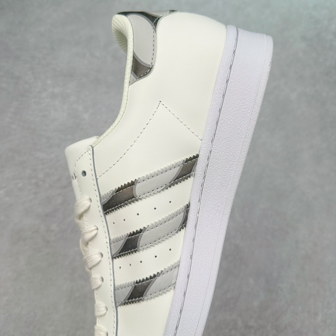 图片[7]-AD Originals Superstar 经典复古贝壳头板鞋 HP9779 诞生于1969年 是第一双将全皮面鞋 身与橡胶鞋头结合在一起的低帮篮球鞋 Superstar最开始 是作为高帮篮球鞋Pro Model的低帮版本而出现的 但因为其独特和醒目的橡胶鞋头造型而让大家熟知 被大家形象地称为\\\”shelltoe\\\”贝壳头 在70年代的美国职业篮球场上 接近3/4的NBA球员都将这双Superstar作为场上用鞋 80年代之后 经过不断的改良和发展 Superstar逐渐成为横跨时装、音乐、街头文化、休闲和运动等各大领域的时尚潮鞋 尺码：36 36.5 37 38 38.5 39 40 40.5 41 42 42.5 43 44 44.5 45-选品中心