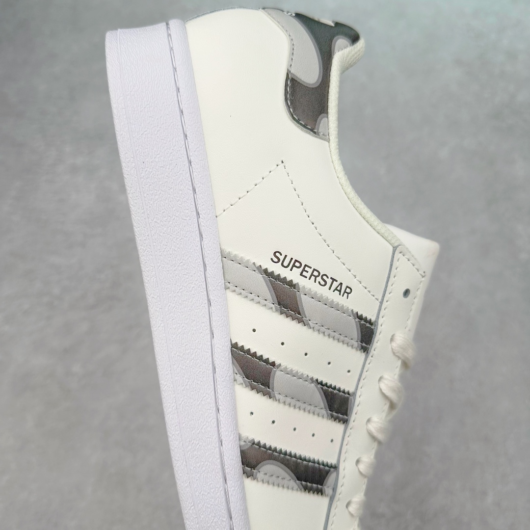 图片[6]-AD Originals Superstar 经典复古贝壳头板鞋 HP9779 诞生于1969年 是第一双将全皮面鞋 身与橡胶鞋头结合在一起的低帮篮球鞋 Superstar最开始 是作为高帮篮球鞋Pro Model的低帮版本而出现的 但因为其独特和醒目的橡胶鞋头造型而让大家熟知 被大家形象地称为\\\”shelltoe\\\”贝壳头 在70年代的美国职业篮球场上 接近3/4的NBA球员都将这双Superstar作为场上用鞋 80年代之后 经过不断的改良和发展 Superstar逐渐成为横跨时装、音乐、街头文化、休闲和运动等各大领域的时尚潮鞋 尺码：36 36.5 37 38 38.5 39 40 40.5 41 42 42.5 43 44 44.5 45-选品中心