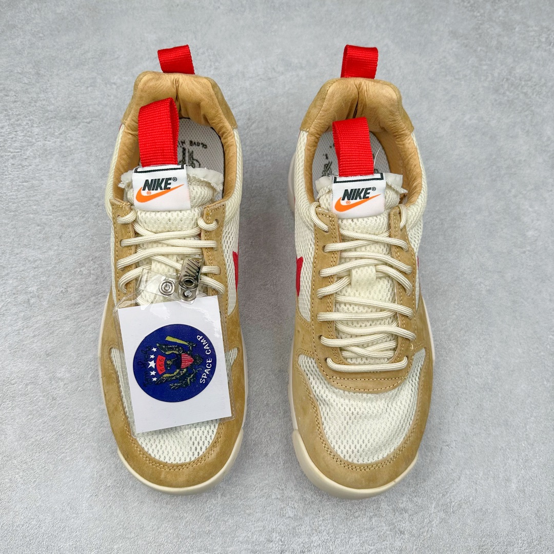 图片[2]-＃纯原福利特价 GD权志龙大爱款式❤️神级之作回归 艺术家Tom Sachs x NK Craft Mars Yard 2.0 联名宇航员神游太空百搭休闲运动透气慢跑鞋 复古做旧黄红勾 AA2261-100 正确原厂钢印 正确中底针车工艺 原装配件原盒原标 原装进口鞋垫 进口乳胶#原档案私模大底打造 韩国大宇原厂网纱 台湾进口丝绒猪巴革材质饰片 中底外后侧带四杠竖纹原装鞋垫 泡棉乳胶缓震 全套完美原装配件及包装物 经过五年时间的等待 被视为神级球鞋之作的 Craft Mars Yard 终于以 2.0 的姿态回归 艺术家 Tom Sachs 在延续经典外观与配色组合的同时 将Craft Mars Yard 进行全面升级 以更加透气的涤纶经编针织网眼取代之前的特殊 Vectran 材质 并在鞋面上加入 X 型走线提高耐磨特性 而经过改良之后的 SFB 特种部队靴大底亦更加适合在城市环境着用 此外网面层和软木层的双内底设计更是为营造赤脚穿着体验特别优化 尺码：38.5 39 40 40.5 41 42 42.5 43 44 44.5 45 46-选品中心