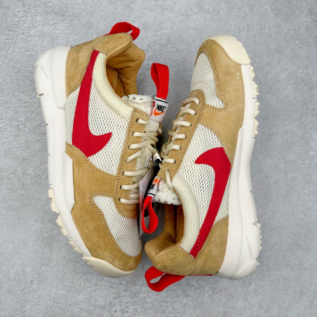 图片[3]-＃纯原福利特价 GD权志龙大爱款式❤️神级之作回归 艺术家Tom Sachs x NK Craft Mars Yard 2.0 联名宇航员神游太空百搭休闲运动透气慢跑鞋 复古做旧黄红勾 AA2261-100 正确原厂钢印 正确中底针车工艺 原装配件原盒原标 原装进口鞋垫 进口乳胶#原档案私模大底打造 韩国大宇原厂网纱 台湾进口丝绒猪巴革材质饰片 中底外后侧带四杠竖纹原装鞋垫 泡棉乳胶缓震 全套完美原装配件及包装物 经过五年时间的等待 被视为神级球鞋之作的 Craft Mars Yard 终于以 2.0 的姿态回归 艺术家 Tom Sachs 在延续经典外观与配色组合的同时 将Craft Mars Yard 进行全面升级 以更加透气的涤纶经编针织网眼取代之前的特殊 Vectran 材质 并在鞋面上加入 X 型走线提高耐磨特性 而经过改良之后的 SFB 特种部队靴大底亦更加适合在城市环境着用 此外网面层和软木层的双内底设计更是为营造赤脚穿着体验特别优化 尺码：38.5 39 40 40.5 41 42 42.5 43 44 44.5 45 46-选品中心