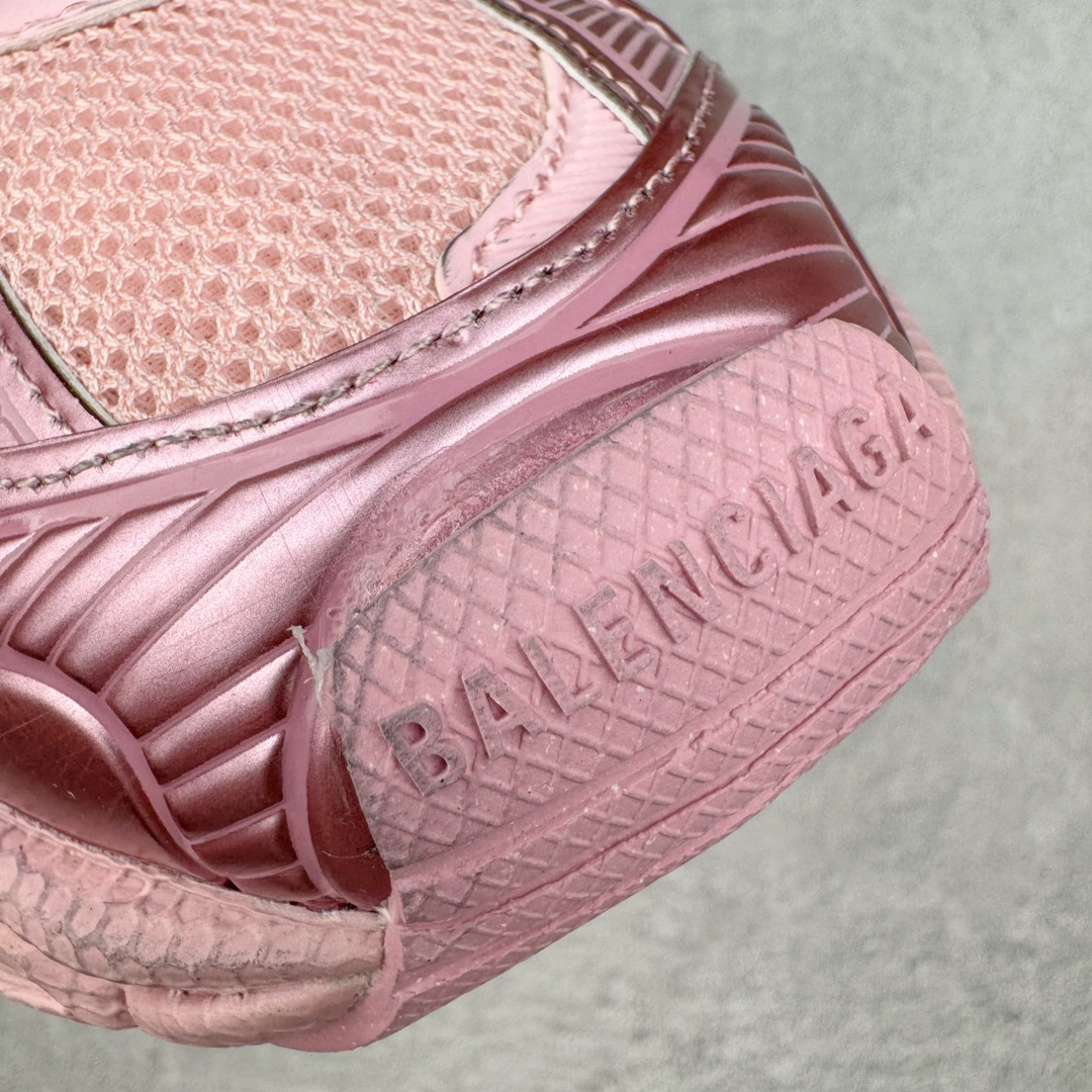 图片[16]-＃VG零售版 BALENCIAGA 3XL Sneakers 巴黎世家十代网布系带一脚蹬低帮走秀复古老爹鞋 全套原纸板楦头开发 最原汁原味的灵魂版型 全鞋荧光划线卡点 胶水把控整洁度追求极致完美 每一双都是工艺品 多重QC质检 超越公司货的品控标准 实实在在的免检产品 原盒原配 正确字体电绣 粗细、位置、大小正确 侧边TPU 透气孔匹配意产原版 正确分离大底 TPU软底 原版一致大底LOGO 立体感十足 原厂皮料水洗做旧 采购原厂网纱 不含皮革 网布材料和聚氨酯 磨损效果 鞋头边缘和后帮 Balenciaga 徽标 鞋面和后跟凸印尺码 鞋舌 3XL 橡胶品牌标识和反光细节 鞋帮拉袢和鞋舌拉祥 配反光细节 备用鞋带在鞋履前侧 可在穿着前取下 便于不同造型搭配 正常尺码 尺码：35 36 37 38 39 40 41 42 43 44 45 46-选品中心