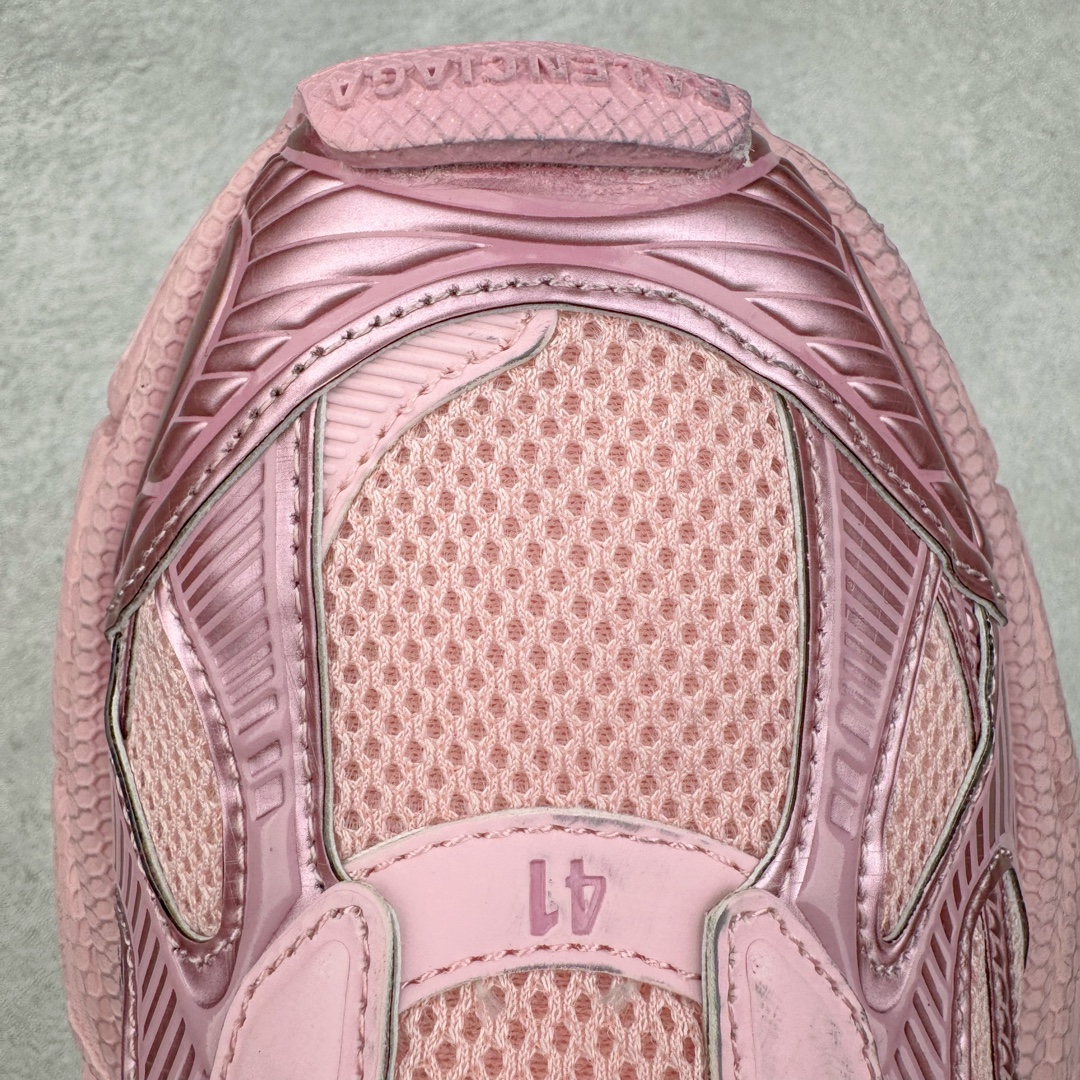 图片[17]-＃VG零售版 BALENCIAGA 3XL Sneakers 巴黎世家十代网布系带一脚蹬低帮走秀复古老爹鞋 全套原纸板楦头开发 最原汁原味的灵魂版型 全鞋荧光划线卡点 胶水把控整洁度追求极致完美 每一双都是工艺品 多重QC质检 超越公司货的品控标准 实实在在的免检产品 原盒原配 正确字体电绣 粗细、位置、大小正确 侧边TPU 透气孔匹配意产原版 正确分离大底 TPU软底 原版一致大底LOGO 立体感十足 原厂皮料水洗做旧 采购原厂网纱 不含皮革 网布材料和聚氨酯 磨损效果 鞋头边缘和后帮 Balenciaga 徽标 鞋面和后跟凸印尺码 鞋舌 3XL 橡胶品牌标识和反光细节 鞋帮拉袢和鞋舌拉祥 配反光细节 备用鞋带在鞋履前侧 可在穿着前取下 便于不同造型搭配 正常尺码 尺码：35 36 37 38 39 40 41 42 43 44 45 46-选品中心