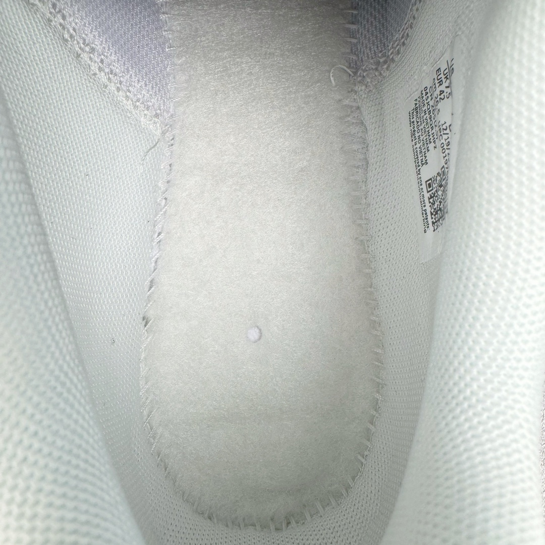 图片[21]-＃Lw纯原 NK Air Max Dn 网布舒适时尚耐磨透气低帮生活气垫休闲鞋 全白 货号：DV3337-101 鞋面将延续 Air Max 家族的流线型设计 采用纺织布料打造 鞋底则搭载了全新的DynamicAir技术 由双气室和四根管状Nike Air气囊结构组成 鞋身整体以黑色为主色调 搭配橄榄绿色细节点缀 最大的亮点是侧面带有醒目的\\\”Supreme\\\”字样 彰显特殊的联名身份 尺码：36 36.5 37.5 38 38.5 39 40 40.5 41 42 42.5 43 44 44.5 45-选品中心