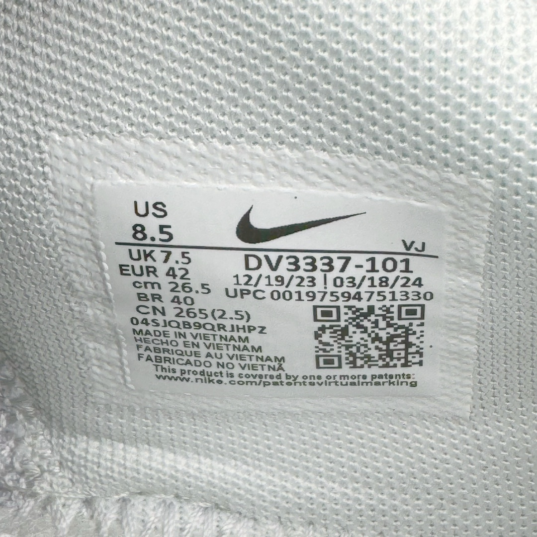 图片[10]-＃Lw纯原 NK Air Max Dn 网布舒适时尚耐磨透气低帮生活气垫休闲鞋 全白 货号：DV3337-101 鞋面将延续 Air Max 家族的流线型设计 采用纺织布料打造 鞋底则搭载了全新的DynamicAir技术 由双气室和四根管状Nike Air气囊结构组成 鞋身整体以黑色为主色调 搭配橄榄绿色细节点缀 最大的亮点是侧面带有醒目的\\\”Supreme\\\”字样 彰显特殊的联名身份 尺码：36 36.5 37.5 38 38.5 39 40 40.5 41 42 42.5 43 44 44.5 45-选品中心
