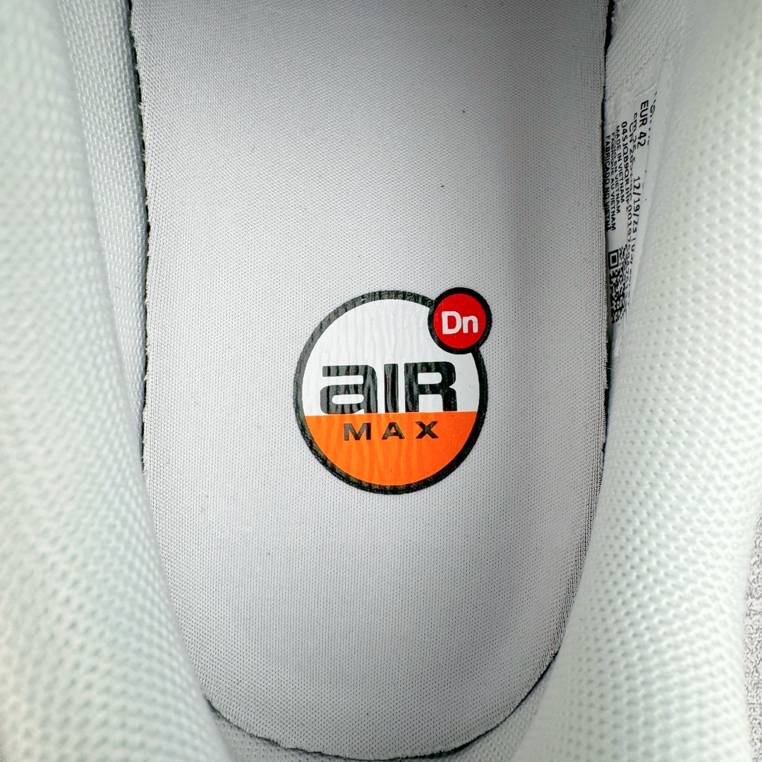 图片[11]-＃Lw纯原 NK Air Max Dn 网布舒适时尚耐磨透气低帮生活气垫休闲鞋 全白 货号：DV3337-101 鞋面将延续 Air Max 家族的流线型设计 采用纺织布料打造 鞋底则搭载了全新的DynamicAir技术 由双气室和四根管状Nike Air气囊结构组成 鞋身整体以黑色为主色调 搭配橄榄绿色细节点缀 最大的亮点是侧面带有醒目的\\\”Supreme\\\”字样 彰显特殊的联名身份 尺码：36 36.5 37.5 38 38.5 39 40 40.5 41 42 42.5 43 44 44.5 45-选品中心