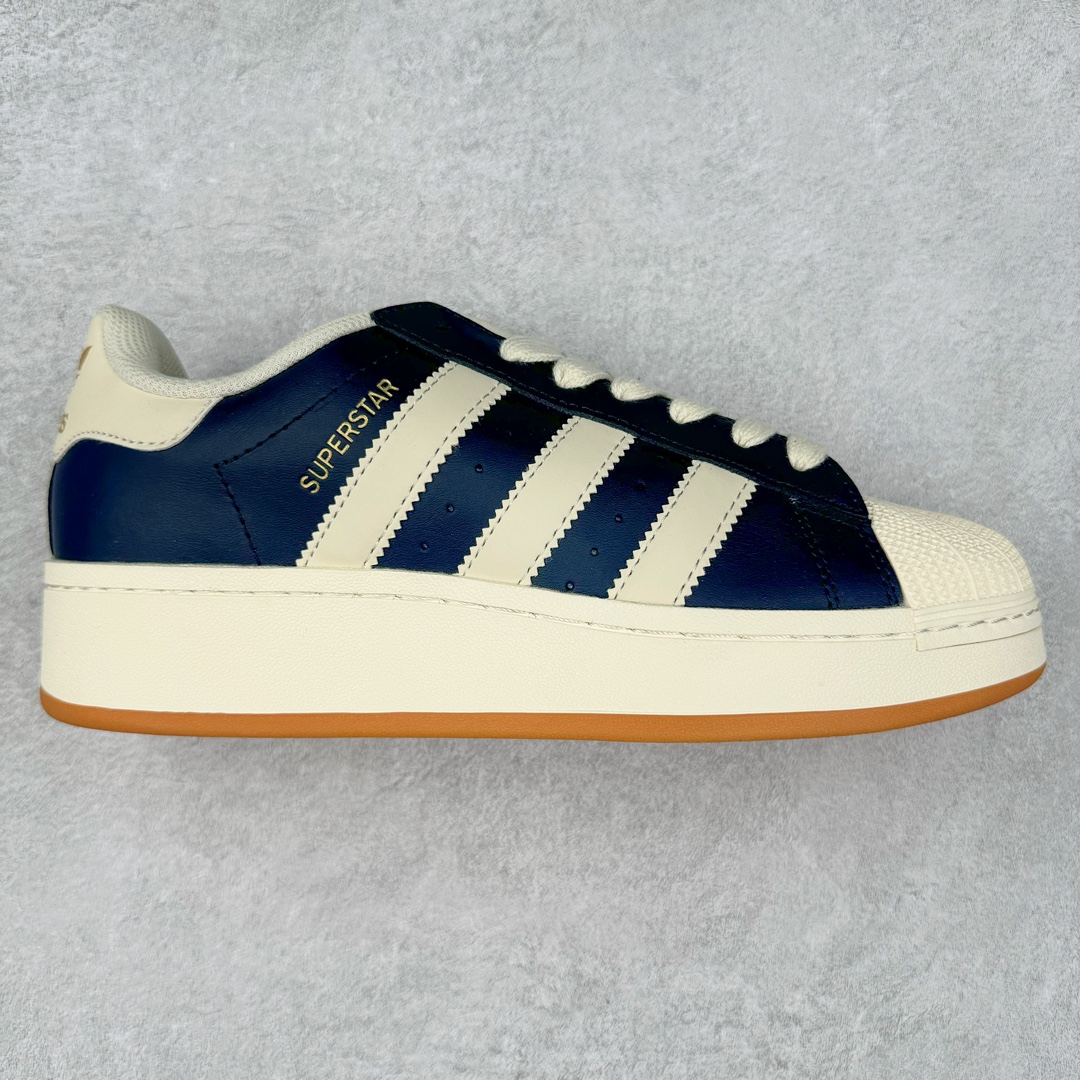 ＃特价福利 AD Originals Superstar 经典复古贝壳头厚底板鞋 诞生于1969年 是第一双将全皮面鞋 身与橡胶鞋头结合在一起的低帮篮球鞋 Superstar最开始 是作为高帮篮球鞋Pro Model的低帮版本而出现的 但因为其独特和醒目的橡胶鞋头造型而让大家熟知 被大家形象地称为\\\”shelltoe\\\”贝壳头 在70年代的美国职业篮球场上 接近3/4的NBA球员都将这双Superstar作为场上用鞋 80年代之后 经过不断的改良和发展 Superstar逐渐成为横跨时装、音乐、街头文化、休闲和运动等各大领域的时尚潮鞋 尺码：35.5 36 36.5 37 38 38.5 39 40 40.5 41 42 42.5 43 44 44.5 45-选品中心