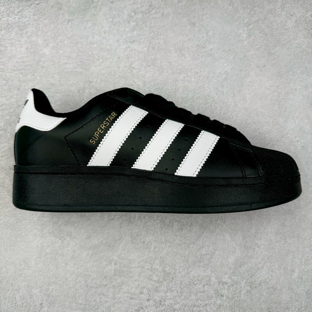 ＃特价福利 AD Originals Superstar 经典复古贝壳头厚底板鞋 IG9777 诞生于1969年 是第一双将全皮面鞋 身与橡胶鞋头结合在一起的低帮篮球鞋 Superstar最开始 是作为高帮篮球鞋Pro Model的低帮版本而出现的 但因为其独特和醒目的橡胶鞋头造型而让大家熟知 被大家形象地称为\\\”shelltoe\\\”贝壳头 在70年代的美国职业篮球场上 接近3/4的NBA球员都将这双Superstar作为场上用鞋 80年代之后 经过不断的改良和发展 Superstar逐渐成为横跨时装、音乐、街头文化、休闲和运动等各大领域的时尚潮鞋 尺码：35.5 36 36.5 37 38 38.5 39 40 40.5 41 42 42.5 43 44 44.5 45-选品中心