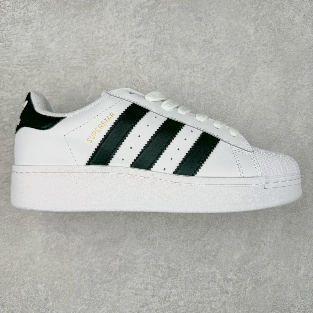 ＃特价福利 AD Originals Superstar 经典复古贝壳头厚底板鞋 IF9995 诞生于1969年 是第一双将全皮面鞋 身与橡胶鞋头结合在一起的低帮篮球鞋 Superstar最开始 是作为高帮篮球鞋Pro Model的低帮版本而出现的 但因为其独特和醒目的橡胶鞋头造型而让大家熟知 被大家形象地称为\\\”shelltoe\\\”贝壳头 在70年代的美国职业篮球场上 接近3/4的NBA球员都将这双Superstar作为场上用鞋 80年代之后 经过不断的改良和发展 Superstar逐渐成为横跨时装、音乐、街头文化、休闲和运动等各大领域的时尚潮鞋 尺码：35.5 36 36.5 37 38 38.5 39 40 40.5 41 42 42.5 43 44 44.5 45-选品中心