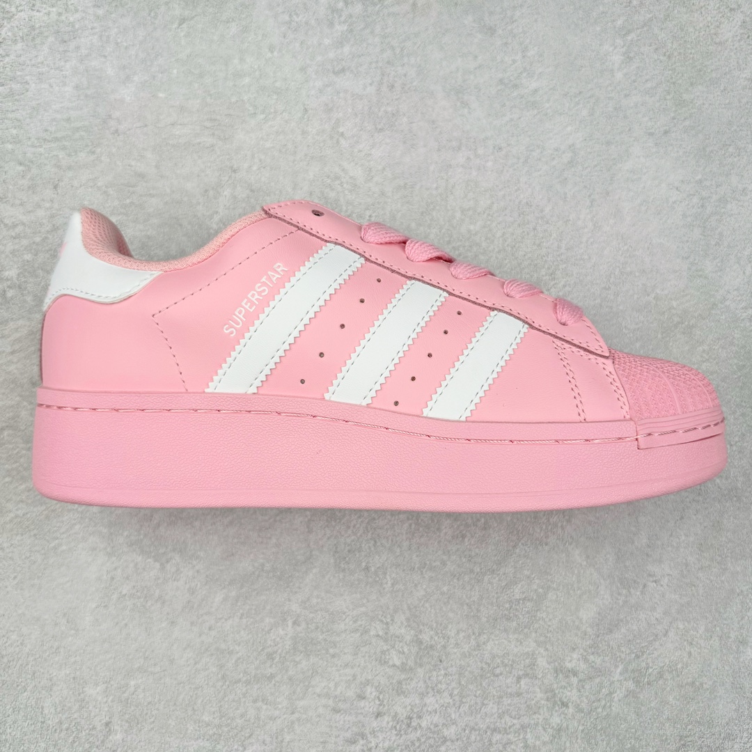 ＃特价福利 AD Originals Superstar 经典复古贝壳头厚底板鞋 ID5733 诞生于1969年 是第一双将全皮面鞋 身与橡胶鞋头结合在一起的低帮篮球鞋 Superstar最开始 是作为高帮篮球鞋Pro Model的低帮版本而出现的 但因为其独特和醒目的橡胶鞋头造型而让大家熟知 被大家形象地称为\\\”shelltoe\\\”贝壳头 在70年代的美国职业篮球场上 接近3/4的NBA球员都将这双Superstar作为场上用鞋 80年代之后 经过不断的改良和发展 Superstar逐渐成为横跨时装、音乐、街头文化、休闲和运动等各大领域的时尚潮鞋 尺码：35.5 36 36.5 37 38 38.5 39 40 40.5 41 42 42.5 43 44 44.5 45-选品中心