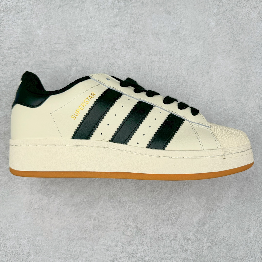 ＃特价福利 AD Originals Superstar 经典复古贝壳头厚底板鞋 ID5698 诞生于1969年 是第一双将全皮面鞋 身与橡胶鞋头结合在一起的低帮篮球鞋 Superstar最开始 是作为高帮篮球鞋Pro Model的低帮版本而出现的 但因为其独特和醒目的橡胶鞋头造型而让大家熟知 被大家形象地称为\\\”shelltoe\\\”贝壳头 在70年代的美国职业篮球场上 接近3/4的NBA球员都将这双Superstar作为场上用鞋 80年代之后 经过不断的改良和发展 Superstar逐渐成为横跨时装、音乐、街头文化、休闲和运动等各大领域的时尚潮鞋 尺码：35.5 36 36.5 37 38 38.5 39 40 40.5 41 42 42.5 43 44 44.5 45-选品中心