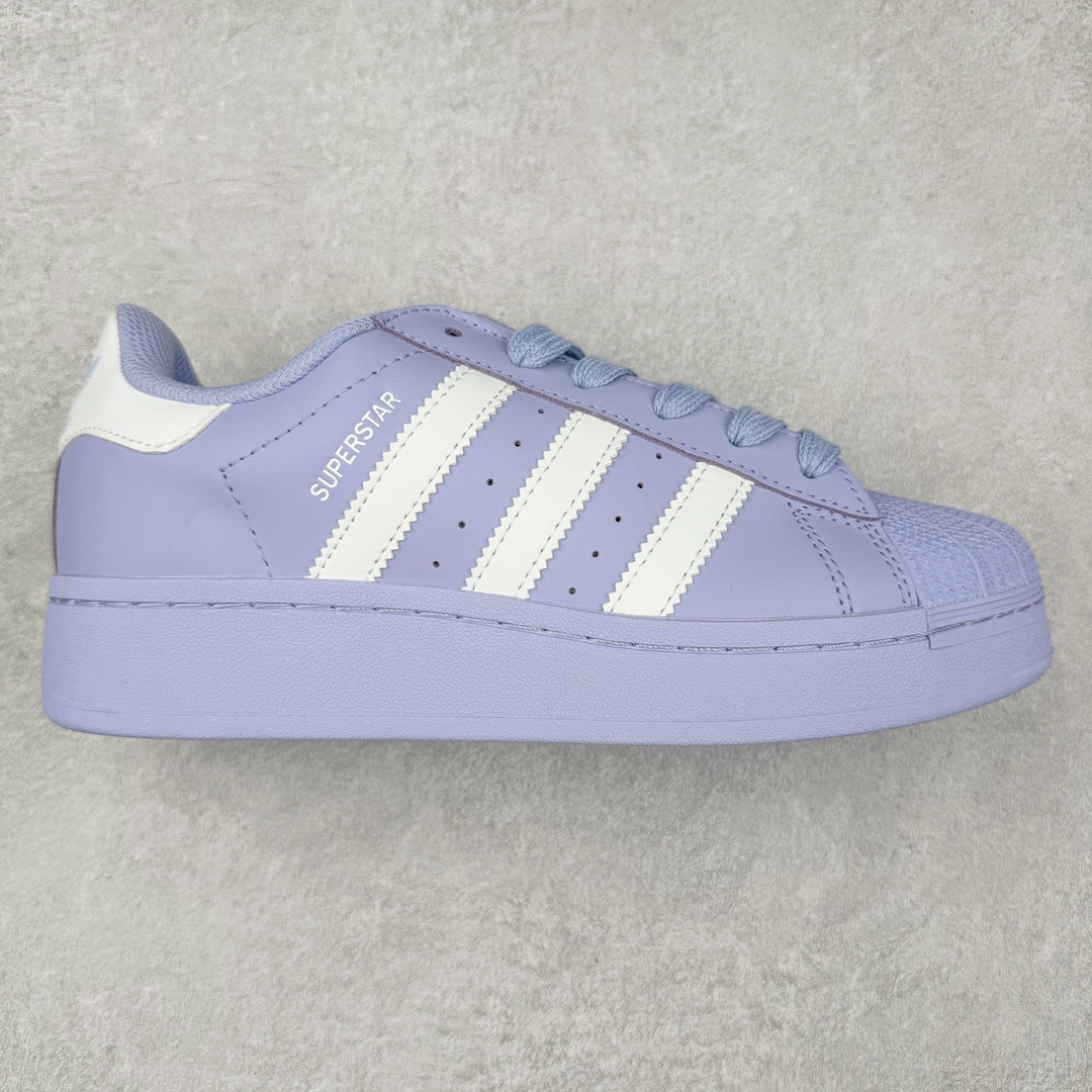 ＃特价福利 AD Originals Superstar 经典复古贝壳头厚底板鞋 ID5735 诞生于1969年 是第一双将全皮面鞋 身与橡胶鞋头结合在一起的低帮篮球鞋 Superstar最开始 是作为高帮篮球鞋Pro Model的低帮版本而出现的 但因为其独特和醒目的橡胶鞋头造型而让大家熟知 被大家形象地称为\\\”shelltoe\\\”贝壳头 在70年代的美国职业篮球场上 接近3/4的NBA球员都将这双Superstar作为场上用鞋 80年代之后 经过不断的改良和发展 Superstar逐渐成为横跨时装、音乐、街头文化、休闲和运动等各大领域的时尚潮鞋 尺码：35.5 36 36.5 37 38 38.5 39 40 40.5 41 42 42.5 43 44 44.5 45-选品中心