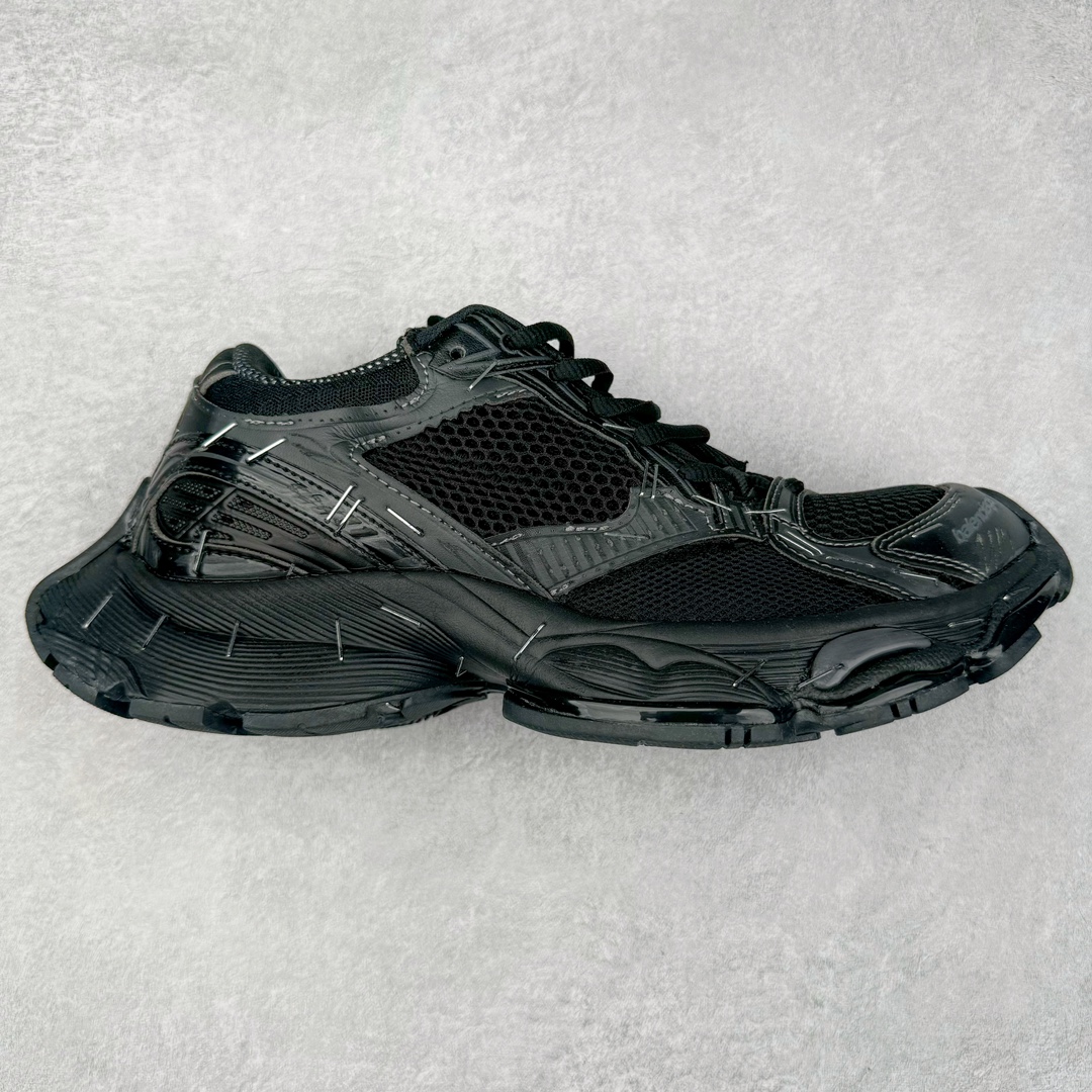 BALENCIAGA Stapler Sneakers 巴黎世家订书机鞋网布系带低帮走秀复古老爹鞋 展现品牌对于新潮事物的热情 这款鞋子拥有巨大尺寸和醒目设计 符合当下”老爹鞋”的趋势 鞋子采用银灰配色 营造出低调而不失华丽的效果 10XL的尺码使它成为市场中最显眼的存在 适合追求个性化的人群 Balenciaga始终站在时尚前沿 此次发布的产品再次体现了他们的创新能力 偏大一码 尺码：35 36 37 38 39 40 41 42 43 44 45 46-选品中心