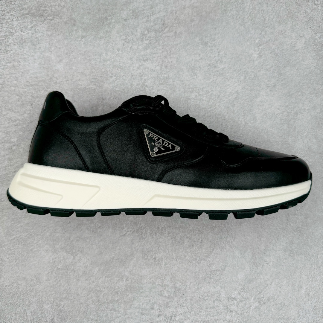 PRADA普拉达 厚底徽标系带运动休闲男鞋系列 广东大厂品质 专柜同步 大气个性更潮更抢眼更追求档次，它将颠覆旧念，与您共度时尚潮人必备! 面料采用原版进口小牛皮 牛皮内里垫脚 橡胶发泡大底 轻便防滑耐磨 脚感舒适 款式耐看做工精细 配以简洁利落的鞋楦 彰显男人的果敢和硬朗 尺码：38-44（皮鞋码）-选品中心