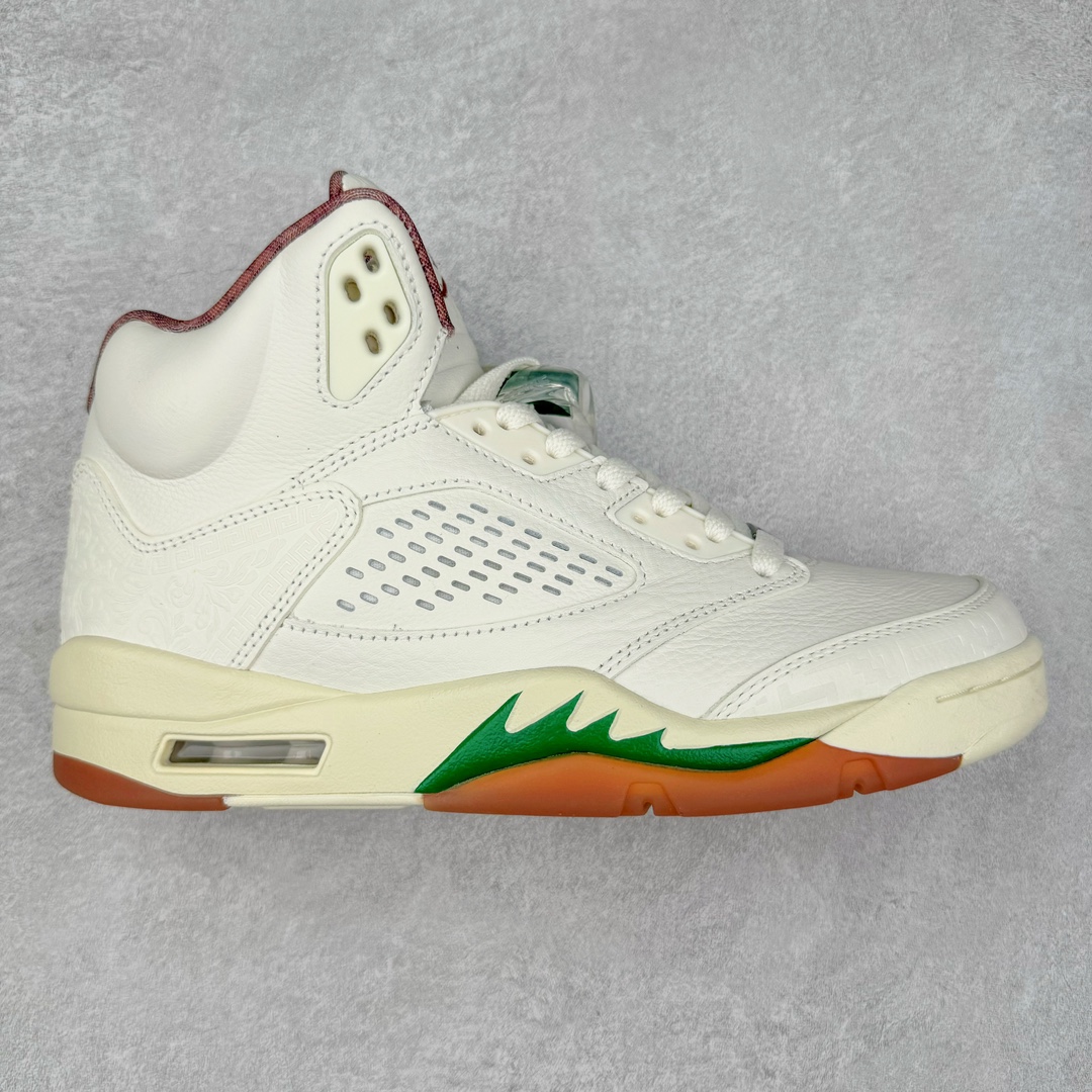 ＃OG纯原 Air Jordan AJ5 “El Grito”白绿 HF8833-100 Jordan Brand 将推出 Air Jordan 5 “ El Grito ” ，以此庆祝墨西哥丰富的文化。此次发布旨在颂扬墨西哥的文化和传统。这款鞋的设计灵感源自 1810 年 9 月 16 日神父米格尔 · 伊达尔戈 （Miguel Hidalgo）的历史性号召行动 “ El Grito de Dolores ” ，以此纪念墨西哥为自由而战的历程，并通过神秘主义、文化和传统来表达对墨西哥多样性的自豪。这次发布将推出两种配色，其中一双采用 Sail , Coconut Milk , Pink Green 和 Dark Pony 配色方案。 另一款则采用了 Diffused Taupe ， Dark Pony , Sail 和 Apple Green 配色方案。这两双 Air Jordan 5 均展示了独特的设计元素， 以向 “ El Grito ” 表达致敬。其中一个值得提起的细节是，鞋面采用了激光切割皮革，灵感源自墨西哥装饰性建筑。Jordan Brand 通过此次具有深远象征意义的发布，向墨西哥人民坚韧不拔的意志和昂扬向上的精神风貌表达敬意。这款 Air Jordan 5 “ El Grito ” 承载着对墨西哥文化的深刻理解与尊重。Jordan Brand 以这样的方式，让鞋友们共同感受墨西哥文化的独特魅力与深厚底蕴。 尺码：40 40.5 41 42 42.5 43 44 44.5 45 46 47.5 48.5-选品中心