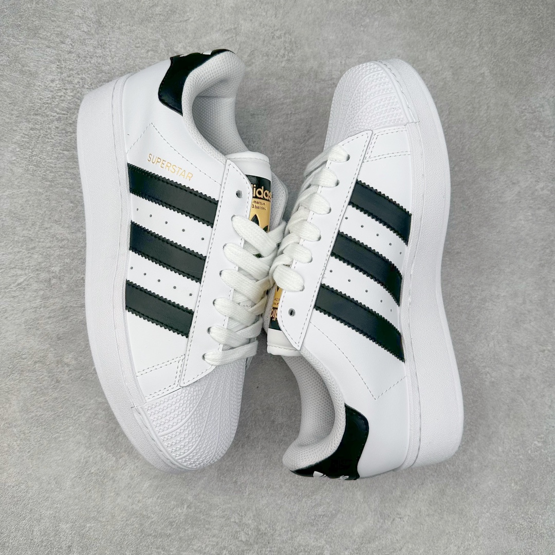 图片[3]-＃特价福利 AD Originals Superstar 经典复古贝壳头厚底板鞋 IF9995 诞生于1969年 是第一双将全皮面鞋 身与橡胶鞋头结合在一起的低帮篮球鞋 Superstar最开始 是作为高帮篮球鞋Pro Model的低帮版本而出现的 但因为其独特和醒目的橡胶鞋头造型而让大家熟知 被大家形象地称为\\\”shelltoe\\\”贝壳头 在70年代的美国职业篮球场上 接近3/4的NBA球员都将这双Superstar作为场上用鞋 80年代之后 经过不断的改良和发展 Superstar逐渐成为横跨时装、音乐、街头文化、休闲和运动等各大领域的时尚潮鞋 尺码：35.5 36 36.5 37 38 38.5 39 40 40.5 41 42 42.5 43 44 44.5 45-选品中心