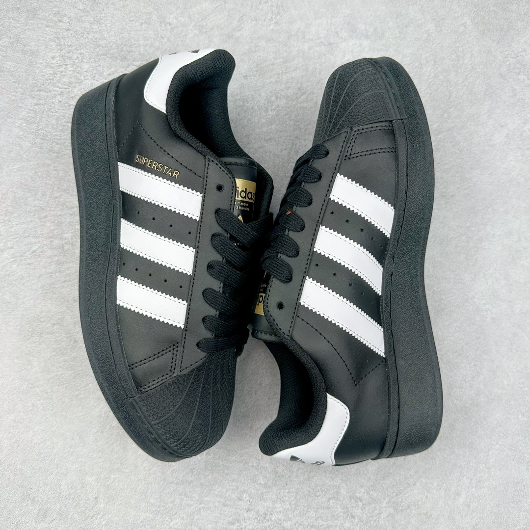 图片[3]-＃特价福利 AD Originals Superstar 经典复古贝壳头厚底板鞋 IG9777 诞生于1969年 是第一双将全皮面鞋 身与橡胶鞋头结合在一起的低帮篮球鞋 Superstar最开始 是作为高帮篮球鞋Pro Model的低帮版本而出现的 但因为其独特和醒目的橡胶鞋头造型而让大家熟知 被大家形象地称为\\\”shelltoe\\\”贝壳头 在70年代的美国职业篮球场上 接近3/4的NBA球员都将这双Superstar作为场上用鞋 80年代之后 经过不断的改良和发展 Superstar逐渐成为横跨时装、音乐、街头文化、休闲和运动等各大领域的时尚潮鞋 尺码：35.5 36 36.5 37 38 38.5 39 40 40.5 41 42 42.5 43 44 44.5 45-选品中心
