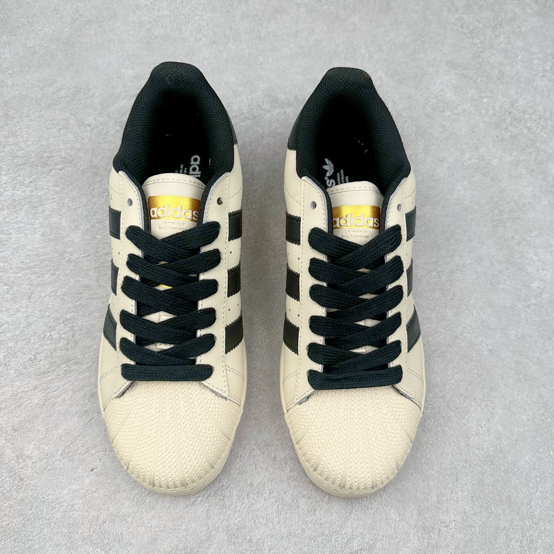 图片[2]-＃特价福利 AD Originals Superstar 经典复古贝壳头厚底板鞋 ID5698 诞生于1969年 是第一双将全皮面鞋 身与橡胶鞋头结合在一起的低帮篮球鞋 Superstar最开始 是作为高帮篮球鞋Pro Model的低帮版本而出现的 但因为其独特和醒目的橡胶鞋头造型而让大家熟知 被大家形象地称为\\\”shelltoe\\\”贝壳头 在70年代的美国职业篮球场上 接近3/4的NBA球员都将这双Superstar作为场上用鞋 80年代之后 经过不断的改良和发展 Superstar逐渐成为横跨时装、音乐、街头文化、休闲和运动等各大领域的时尚潮鞋 尺码：35.5 36 36.5 37 38 38.5 39 40 40.5 41 42 42.5 43 44 44.5 45-选品中心