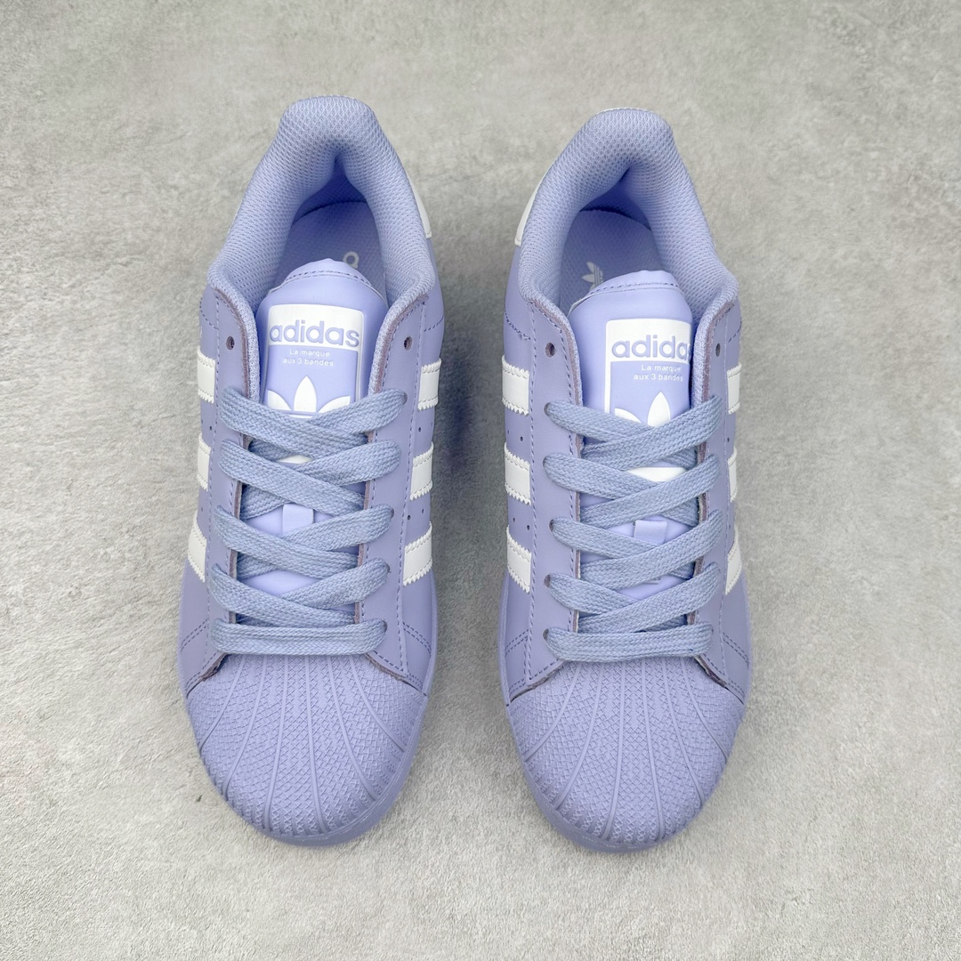 图片[2]-＃特价福利 AD Originals Superstar 经典复古贝壳头厚底板鞋 ID5735 诞生于1969年 是第一双将全皮面鞋 身与橡胶鞋头结合在一起的低帮篮球鞋 Superstar最开始 是作为高帮篮球鞋Pro Model的低帮版本而出现的 但因为其独特和醒目的橡胶鞋头造型而让大家熟知 被大家形象地称为\\\”shelltoe\\\”贝壳头 在70年代的美国职业篮球场上 接近3/4的NBA球员都将这双Superstar作为场上用鞋 80年代之后 经过不断的改良和发展 Superstar逐渐成为横跨时装、音乐、街头文化、休闲和运动等各大领域的时尚潮鞋 尺码：35.5 36 36.5 37 38 38.5 39 40 40.5 41 42 42.5 43 44 44.5 45-选品中心