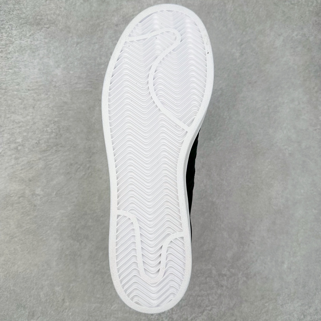 图片[9]-AD Originals Superstar 经典复古贝壳头板鞋 HO0185 诞生于1969年 是第一双将全皮面鞋 身与橡胶鞋头结合在一起的低帮篮球鞋 Superstar最开始 是作为高帮篮球鞋Pro Model的低帮版本而出现的 但因为其独特和醒目的橡胶鞋头造型而让大家熟知 被大家形象地称为\\\”shelltoe\\\”贝壳头 在70年代的美国职业篮球场上 接近3/4的NBA球员都将这双Superstar作为场上用鞋 80年代之后 经过不断的改良和发展 Superstar逐渐成为横跨时装、音乐、街头文化、休闲和运动等各大领域的时尚潮鞋 尺码：36 36.5 37 38 38.5 39 40 40.5 41 42 42.5 43 44 44.5 45-选品中心