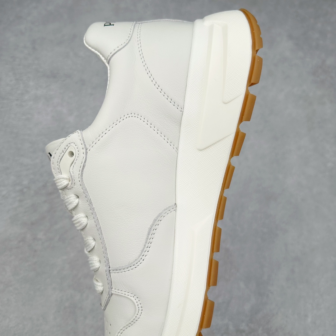 图片[7]-PRADA普拉达 厚底徽标系带运动休闲男鞋系列 广东大厂品质 专柜同步 大气个性更潮更抢眼更追求档次，它将颠覆旧念，与您共度时尚潮人必备! 面料采用原版进口小牛皮 牛皮内里垫脚 橡胶发泡大底 轻便防滑耐磨 脚感舒适 款式耐看做工精细 配以简洁利落的鞋楦 彰显男人的果敢和硬朗 尺码：38-44（皮鞋码）-选品中心