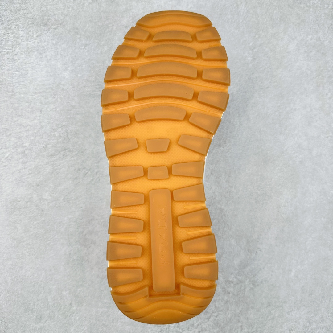 图片[9]-PRADA普拉达 厚底徽标系带运动休闲男鞋系列 广东大厂品质 专柜同步 大气个性更潮更抢眼更追求档次，它将颠覆旧念，与您共度时尚潮人必备! 面料采用原版进口小牛皮 牛皮内里垫脚 橡胶发泡大底 轻便防滑耐磨 脚感舒适 款式耐看做工精细 配以简洁利落的鞋楦 彰显男人的果敢和硬朗 尺码：38-44（皮鞋码）-选品中心