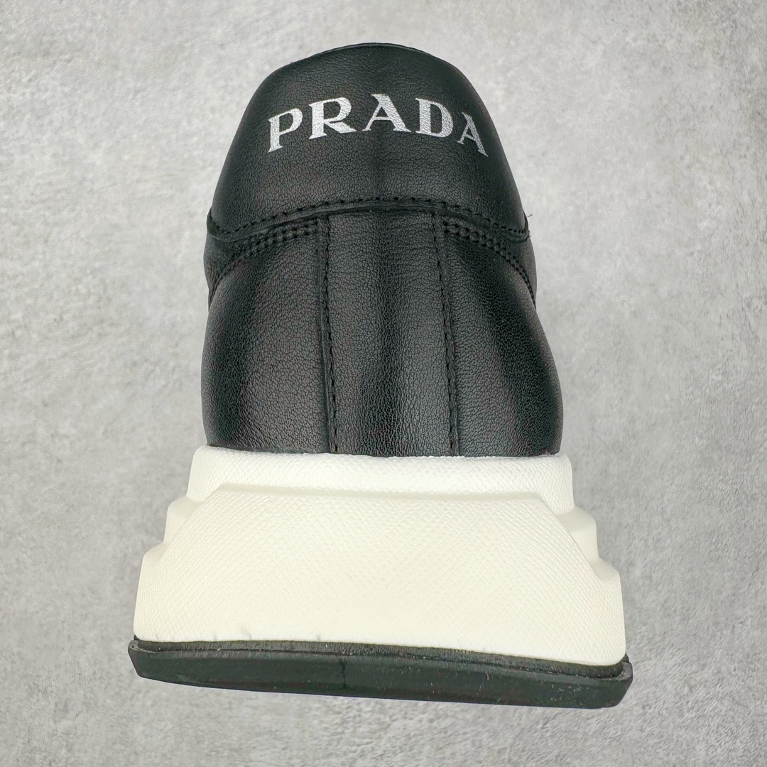 图片[8]-PRADA普拉达 厚底徽标系带运动休闲男鞋系列 广东大厂品质 专柜同步 大气个性更潮更抢眼更追求档次，它将颠覆旧念，与您共度时尚潮人必备! 面料采用原版进口小牛皮 牛皮内里垫脚 橡胶发泡大底 轻便防滑耐磨 脚感舒适 款式耐看做工精细 配以简洁利落的鞋楦 彰显男人的果敢和硬朗 尺码：38-44（皮鞋码）-选品中心
