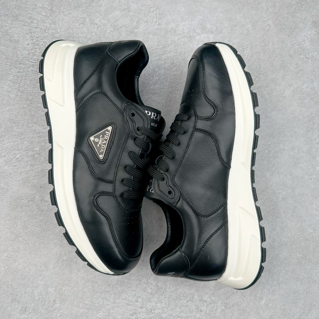 图片[3]-PRADA普拉达 厚底徽标系带运动休闲男鞋系列 广东大厂品质 专柜同步 大气个性更潮更抢眼更追求档次，它将颠覆旧念，与您共度时尚潮人必备! 面料采用原版进口小牛皮 牛皮内里垫脚 橡胶发泡大底 轻便防滑耐磨 脚感舒适 款式耐看做工精细 配以简洁利落的鞋楦 彰显男人的果敢和硬朗 尺码：38-44（皮鞋码）-选品中心