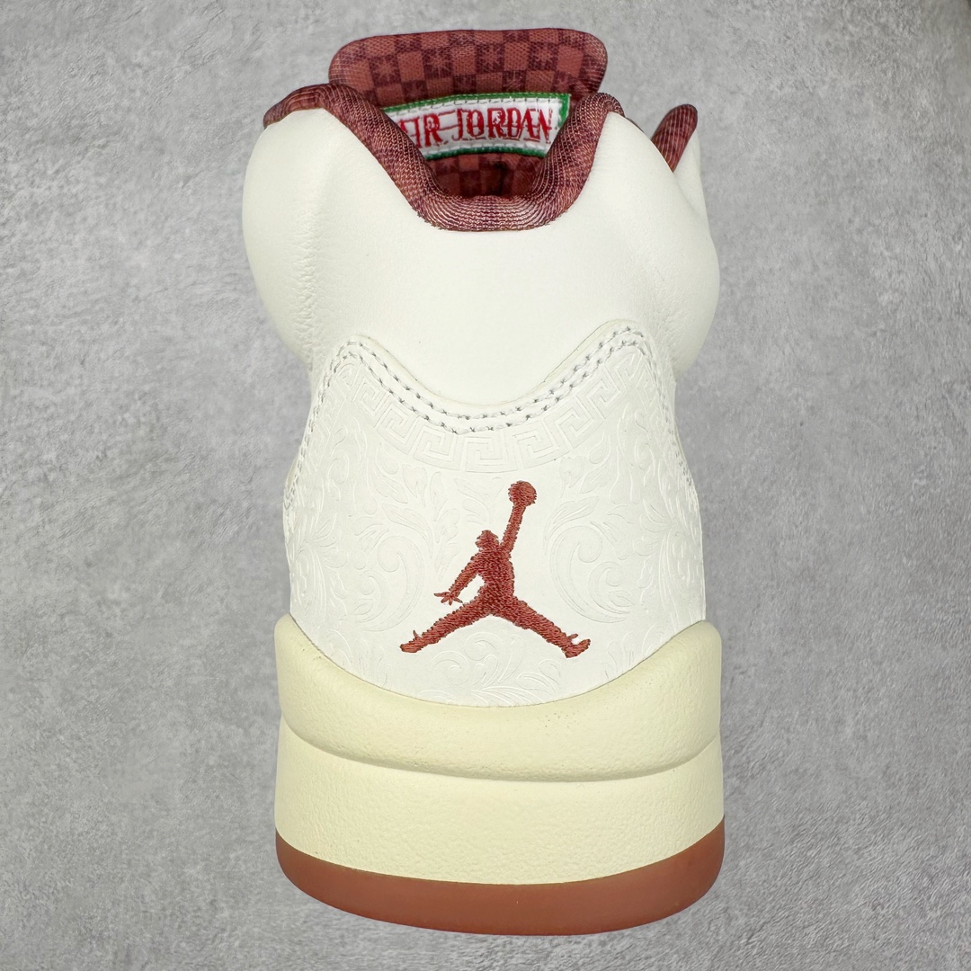 图片[8]-＃OG纯原 Air Jordan AJ5 “El Grito”白绿 HF8833-100 Jordan Brand 将推出 Air Jordan 5 “ El Grito ” ，以此庆祝墨西哥丰富的文化。此次发布旨在颂扬墨西哥的文化和传统。这款鞋的设计灵感源自 1810 年 9 月 16 日神父米格尔 · 伊达尔戈 （Miguel Hidalgo）的历史性号召行动 “ El Grito de Dolores ” ，以此纪念墨西哥为自由而战的历程，并通过神秘主义、文化和传统来表达对墨西哥多样性的自豪。这次发布将推出两种配色，其中一双采用 Sail , Coconut Milk , Pink Green 和 Dark Pony 配色方案。 另一款则采用了 Diffused Taupe ， Dark Pony , Sail 和 Apple Green 配色方案。这两双 Air Jordan 5 均展示了独特的设计元素， 以向 “ El Grito ” 表达致敬。其中一个值得提起的细节是，鞋面采用了激光切割皮革，灵感源自墨西哥装饰性建筑。Jordan Brand 通过此次具有深远象征意义的发布，向墨西哥人民坚韧不拔的意志和昂扬向上的精神风貌表达敬意。这款 Air Jordan 5 “ El Grito ” 承载着对墨西哥文化的深刻理解与尊重。Jordan Brand 以这样的方式，让鞋友们共同感受墨西哥文化的独特魅力与深厚底蕴。 尺码：40 40.5 41 42 42.5 43 44 44.5 45 46 47.5 48.5-选品中心