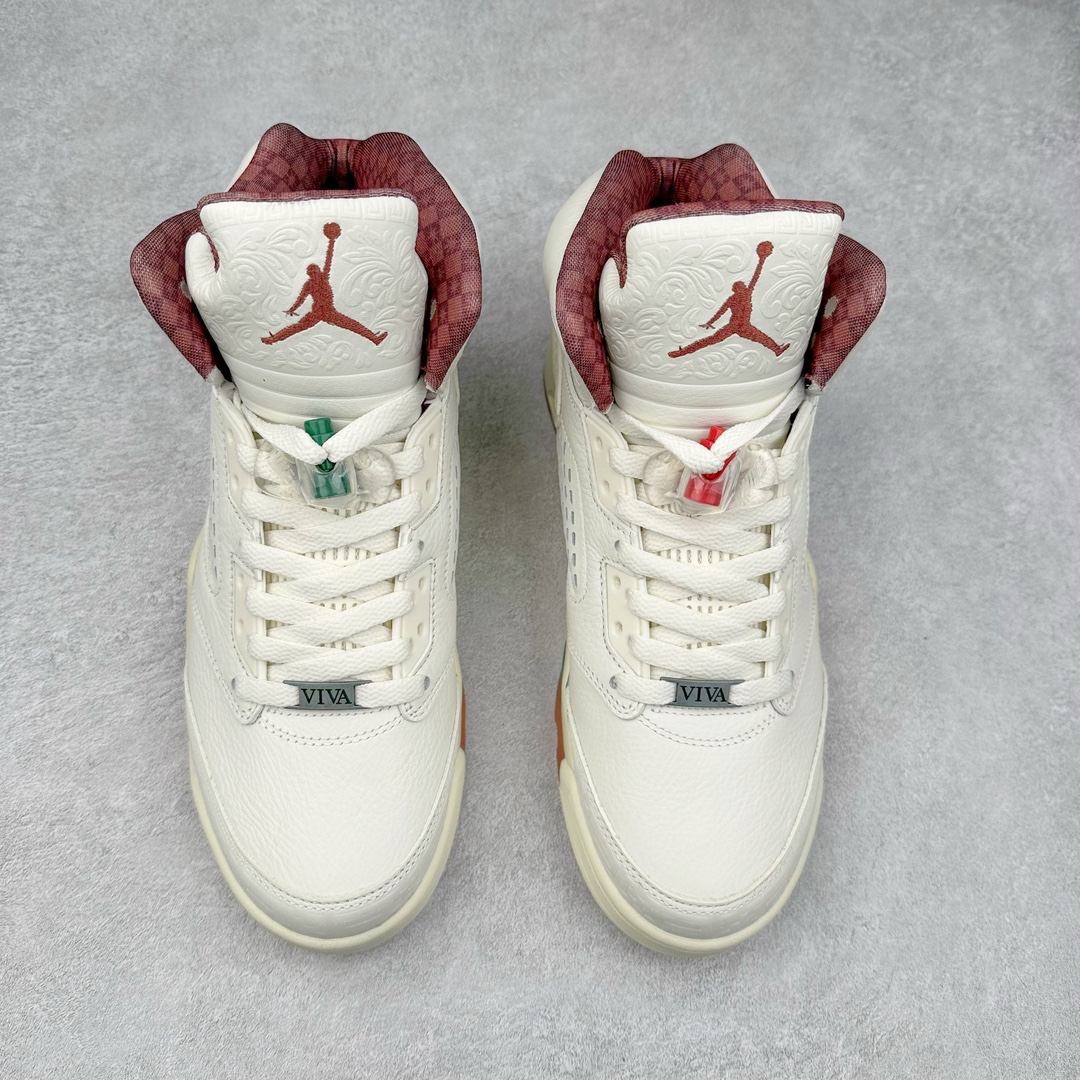 图片[2]-＃OG纯原 Air Jordan AJ5 “El Grito”白绿 HF8833-100 Jordan Brand 将推出 Air Jordan 5 “ El Grito ” ，以此庆祝墨西哥丰富的文化。此次发布旨在颂扬墨西哥的文化和传统。这款鞋的设计灵感源自 1810 年 9 月 16 日神父米格尔 · 伊达尔戈 （Miguel Hidalgo）的历史性号召行动 “ El Grito de Dolores ” ，以此纪念墨西哥为自由而战的历程，并通过神秘主义、文化和传统来表达对墨西哥多样性的自豪。这次发布将推出两种配色，其中一双采用 Sail , Coconut Milk , Pink Green 和 Dark Pony 配色方案。 另一款则采用了 Diffused Taupe ， Dark Pony , Sail 和 Apple Green 配色方案。这两双 Air Jordan 5 均展示了独特的设计元素， 以向 “ El Grito ” 表达致敬。其中一个值得提起的细节是，鞋面采用了激光切割皮革，灵感源自墨西哥装饰性建筑。Jordan Brand 通过此次具有深远象征意义的发布，向墨西哥人民坚韧不拔的意志和昂扬向上的精神风貌表达敬意。这款 Air Jordan 5 “ El Grito ” 承载着对墨西哥文化的深刻理解与尊重。Jordan Brand 以这样的方式，让鞋友们共同感受墨西哥文化的独特魅力与深厚底蕴。 尺码：40 40.5 41 42 42.5 43 44 44.5 45 46 47.5 48.5-选品中心