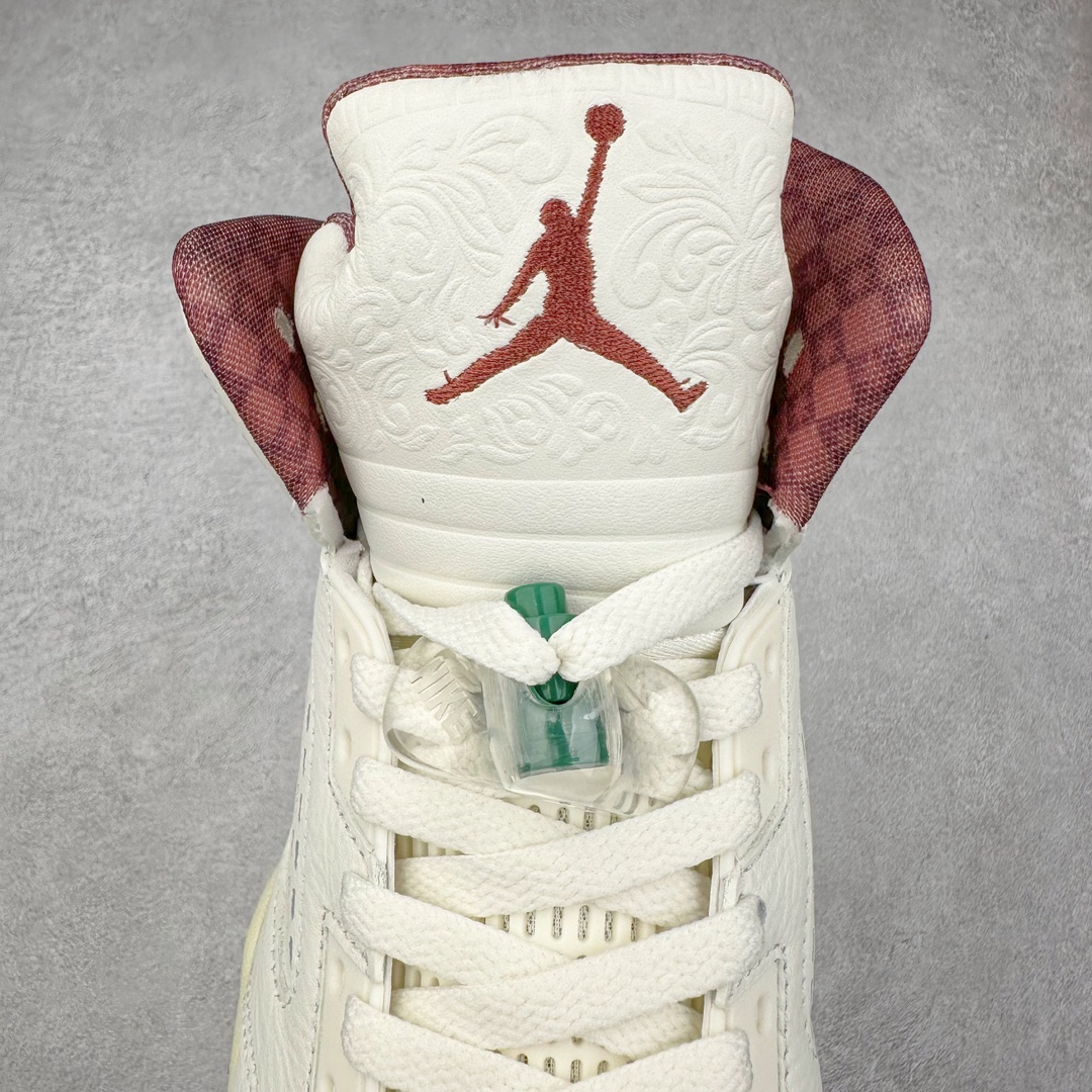 图片[5]-＃OG纯原 Air Jordan AJ5 “El Grito”白绿 HF8833-100 Jordan Brand 将推出 Air Jordan 5 “ El Grito ” ，以此庆祝墨西哥丰富的文化。此次发布旨在颂扬墨西哥的文化和传统。这款鞋的设计灵感源自 1810 年 9 月 16 日神父米格尔 · 伊达尔戈 （Miguel Hidalgo）的历史性号召行动 “ El Grito de Dolores ” ，以此纪念墨西哥为自由而战的历程，并通过神秘主义、文化和传统来表达对墨西哥多样性的自豪。这次发布将推出两种配色，其中一双采用 Sail , Coconut Milk , Pink Green 和 Dark Pony 配色方案。 另一款则采用了 Diffused Taupe ， Dark Pony , Sail 和 Apple Green 配色方案。这两双 Air Jordan 5 均展示了独特的设计元素， 以向 “ El Grito ” 表达致敬。其中一个值得提起的细节是，鞋面采用了激光切割皮革，灵感源自墨西哥装饰性建筑。Jordan Brand 通过此次具有深远象征意义的发布，向墨西哥人民坚韧不拔的意志和昂扬向上的精神风貌表达敬意。这款 Air Jordan 5 “ El Grito ” 承载着对墨西哥文化的深刻理解与尊重。Jordan Brand 以这样的方式，让鞋友们共同感受墨西哥文化的独特魅力与深厚底蕴。 尺码：40 40.5 41 42 42.5 43 44 44.5 45 46 47.5 48.5-选品中心
