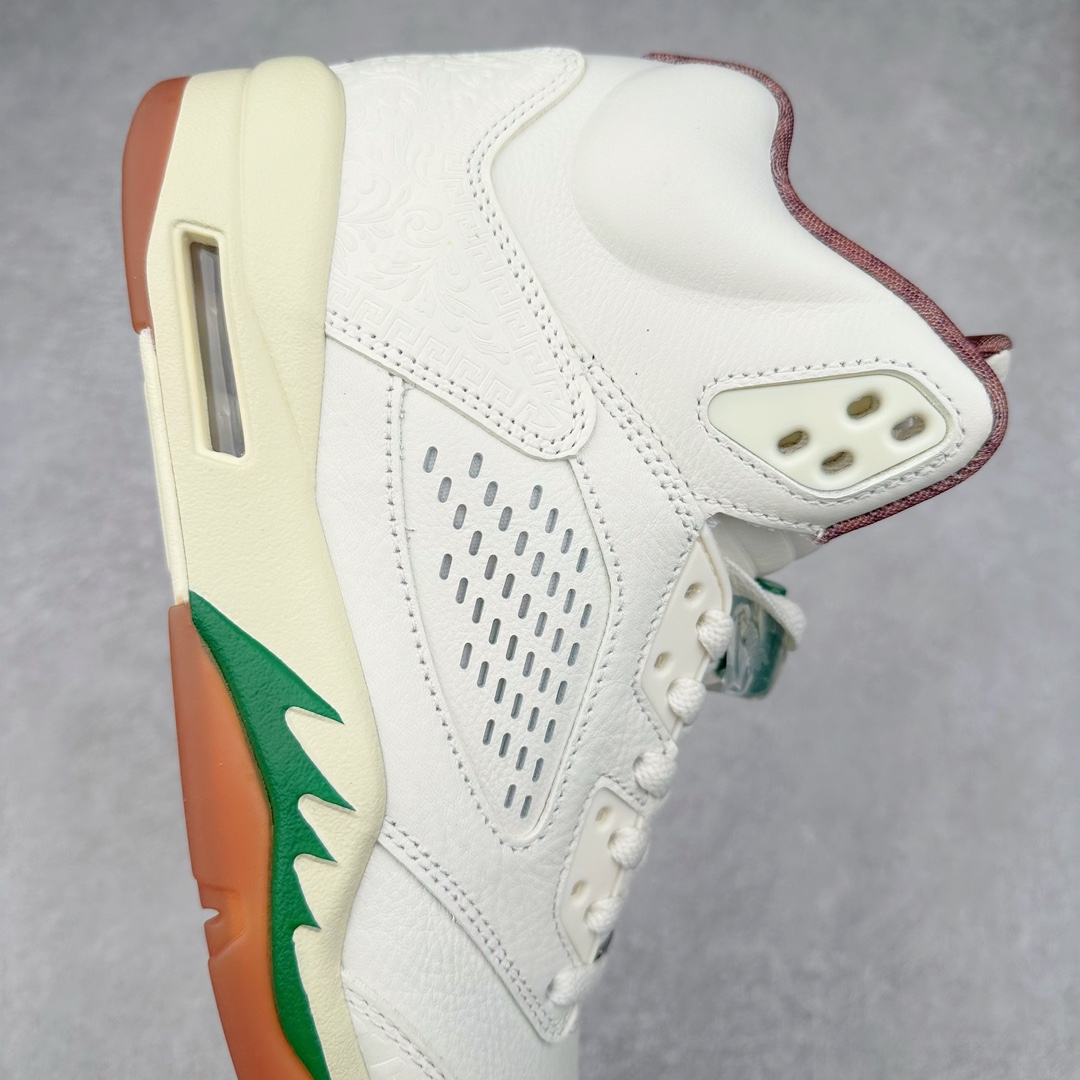 图片[6]-＃OG纯原 Air Jordan AJ5 “El Grito”白绿 HF8833-100 Jordan Brand 将推出 Air Jordan 5 “ El Grito ” ，以此庆祝墨西哥丰富的文化。此次发布旨在颂扬墨西哥的文化和传统。这款鞋的设计灵感源自 1810 年 9 月 16 日神父米格尔 · 伊达尔戈 （Miguel Hidalgo）的历史性号召行动 “ El Grito de Dolores ” ，以此纪念墨西哥为自由而战的历程，并通过神秘主义、文化和传统来表达对墨西哥多样性的自豪。这次发布将推出两种配色，其中一双采用 Sail , Coconut Milk , Pink Green 和 Dark Pony 配色方案。 另一款则采用了 Diffused Taupe ， Dark Pony , Sail 和 Apple Green 配色方案。这两双 Air Jordan 5 均展示了独特的设计元素， 以向 “ El Grito ” 表达致敬。其中一个值得提起的细节是，鞋面采用了激光切割皮革，灵感源自墨西哥装饰性建筑。Jordan Brand 通过此次具有深远象征意义的发布，向墨西哥人民坚韧不拔的意志和昂扬向上的精神风貌表达敬意。这款 Air Jordan 5 “ El Grito ” 承载着对墨西哥文化的深刻理解与尊重。Jordan Brand 以这样的方式，让鞋友们共同感受墨西哥文化的独特魅力与深厚底蕴。 尺码：40 40.5 41 42 42.5 43 44 44.5 45 46 47.5 48.5-选品中心