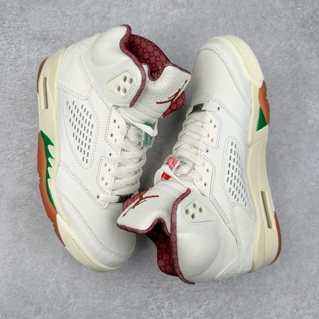 图片[3]-＃OG纯原 Air Jordan AJ5 “El Grito”白绿 HF8833-100 Jordan Brand 将推出 Air Jordan 5 “ El Grito ” ，以此庆祝墨西哥丰富的文化。此次发布旨在颂扬墨西哥的文化和传统。这款鞋的设计灵感源自 1810 年 9 月 16 日神父米格尔 · 伊达尔戈 （Miguel Hidalgo）的历史性号召行动 “ El Grito de Dolores ” ，以此纪念墨西哥为自由而战的历程，并通过神秘主义、文化和传统来表达对墨西哥多样性的自豪。这次发布将推出两种配色，其中一双采用 Sail , Coconut Milk , Pink Green 和 Dark Pony 配色方案。 另一款则采用了 Diffused Taupe ， Dark Pony , Sail 和 Apple Green 配色方案。这两双 Air Jordan 5 均展示了独特的设计元素， 以向 “ El Grito ” 表达致敬。其中一个值得提起的细节是，鞋面采用了激光切割皮革，灵感源自墨西哥装饰性建筑。Jordan Brand 通过此次具有深远象征意义的发布，向墨西哥人民坚韧不拔的意志和昂扬向上的精神风貌表达敬意。这款 Air Jordan 5 “ El Grito ” 承载着对墨西哥文化的深刻理解与尊重。Jordan Brand 以这样的方式，让鞋友们共同感受墨西哥文化的独特魅力与深厚底蕴。 尺码：40 40.5 41 42 42.5 43 44 44.5 45 46 47.5 48.5-选品中心