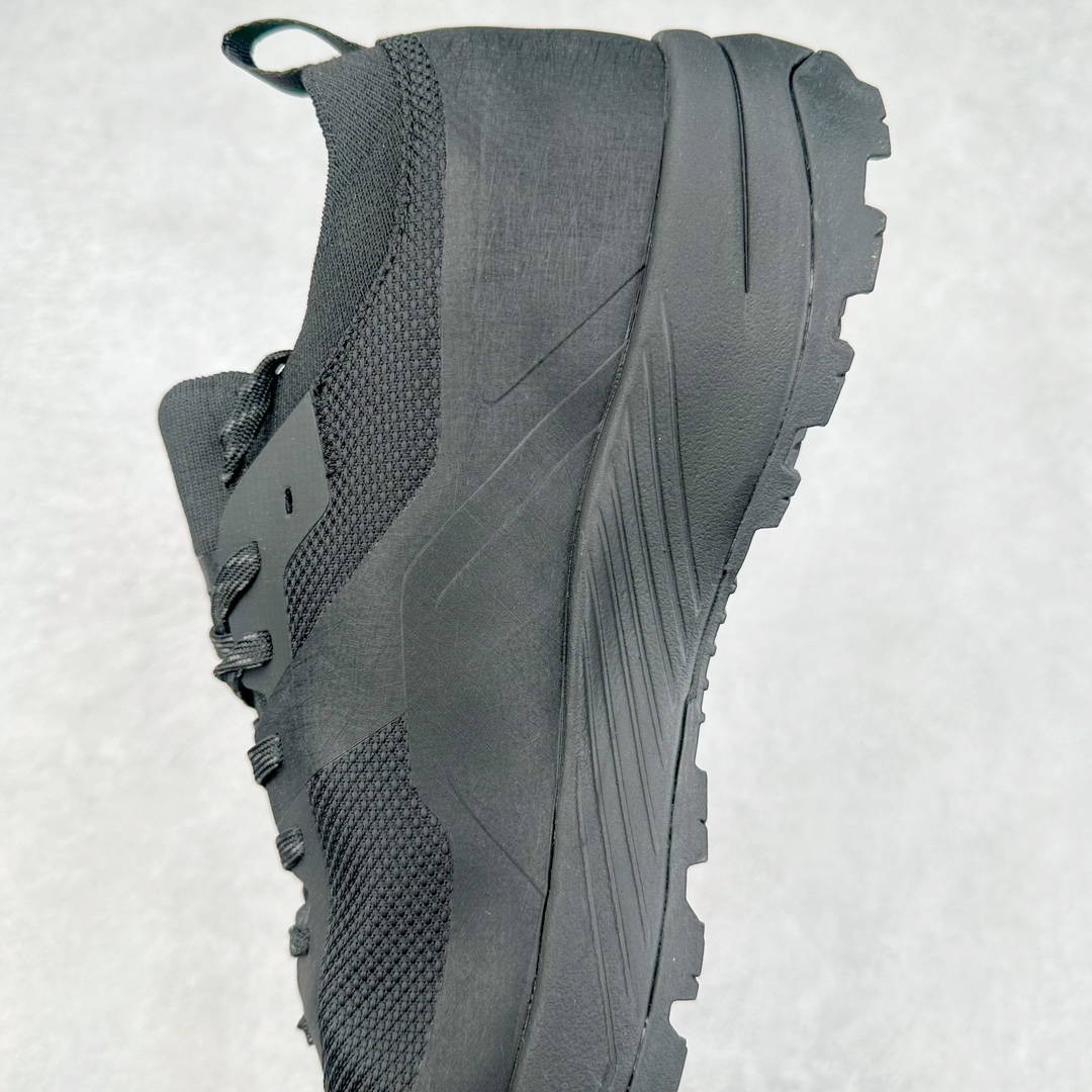 图片[7]-加拿大品牌 始祖鸟Arcteryx Aerios AURA Low 始祖鸟系列长距离越野登山徒步户外防水多功能运动跑鞋 ARC\’TERYX始祖鸟，户外运动产品的天花板品牌，2017年发布第一款越野跑鞋NORVAN VT，始祖鸟的越野跑鞋分为三个系列，分别是：VT（Vertical Terrain垂直地形）、LD（Long Distance长距离）、SL（Super Light超轻），发展到今日已经更新到了第三代产品，而NORVAN的命名源于北温哥华（North Vancouver）代表高性能越野跑系统。在2018年我测评了始祖鸟第一代长距离越野跑鞋NORVAN LD，而这次测评的，正是该系列的第三代产品NORVAN LD 3，它与初代相比可以说是脱胎换骨的改变。在整体外观方面，NORVAN LD 3保持了ARC\’TERYX始祖鸟一贯的设计风格，配色一如既往的“素”，使用纯色营造出高级感。鞋面采用单层网孔Cordura®鞋面，与初代的紧密编织鞋面相比透气性能更好，鞋面热压了TPU薄膜支撑鞋面，得益于靠近中底整圈的热压TPU，使NORVAN LD 3的涉水深度更深。NORVAN LD 3帮面一体成型，只在跟杯正中进行缝合，跟杯有硬质港宝，能有效支撑和锁定足跟，足跟外侧印刷了ARC\’TERYX始祖鸟LOGO。鞋头多层防踢设计保护脚趾，避免脚趾踢到尖利的岩石导致受伤。尺码：36 36.5 37.5 38 38.5 39 40 40.5 41 42 42.5 43 44 44.5 45 46-选品中心