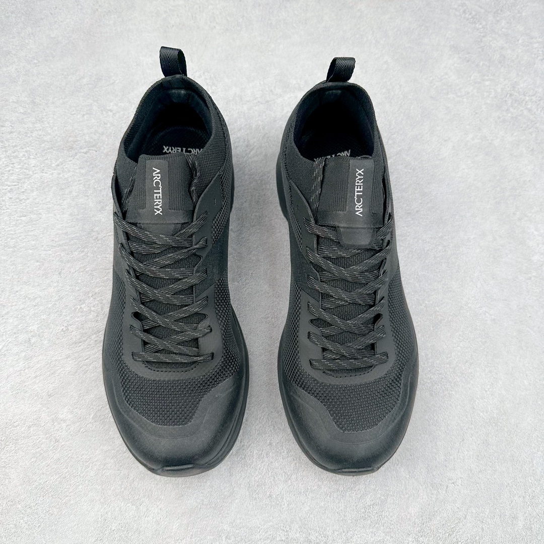 图片[2]-加拿大品牌 始祖鸟Arcteryx Aerios AURA Low 始祖鸟系列长距离越野登山徒步户外防水多功能运动跑鞋 ARC\’TERYX始祖鸟，户外运动产品的天花板品牌，2017年发布第一款越野跑鞋NORVAN VT，始祖鸟的越野跑鞋分为三个系列，分别是：VT（Vertical Terrain垂直地形）、LD（Long Distance长距离）、SL（Super Light超轻），发展到今日已经更新到了第三代产品，而NORVAN的命名源于北温哥华（North Vancouver）代表高性能越野跑系统。在2018年我测评了始祖鸟第一代长距离越野跑鞋NORVAN LD，而这次测评的，正是该系列的第三代产品NORVAN LD 3，它与初代相比可以说是脱胎换骨的改变。在整体外观方面，NORVAN LD 3保持了ARC\’TERYX始祖鸟一贯的设计风格，配色一如既往的“素”，使用纯色营造出高级感。鞋面采用单层网孔Cordura®鞋面，与初代的紧密编织鞋面相比透气性能更好，鞋面热压了TPU薄膜支撑鞋面，得益于靠近中底整圈的热压TPU，使NORVAN LD 3的涉水深度更深。NORVAN LD 3帮面一体成型，只在跟杯正中进行缝合，跟杯有硬质港宝，能有效支撑和锁定足跟，足跟外侧印刷了ARC\’TERYX始祖鸟LOGO。鞋头多层防踢设计保护脚趾，避免脚趾踢到尖利的岩石导致受伤。尺码：36 36.5 37.5 38 38.5 39 40 40.5 41 42 42.5 43 44 44.5 45 46-选品中心