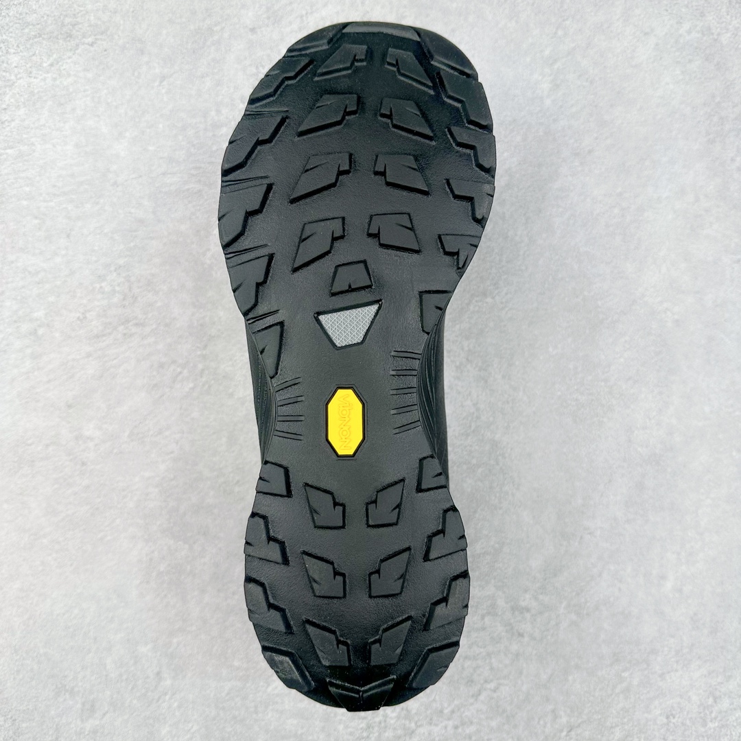 图片[9]-加拿大品牌 始祖鸟Arcteryx Aerios AURA Low 始祖鸟系列长距离越野登山徒步户外防水多功能运动跑鞋 ARC\’TERYX始祖鸟，户外运动产品的天花板品牌，2017年发布第一款越野跑鞋NORVAN VT，始祖鸟的越野跑鞋分为三个系列，分别是：VT（Vertical Terrain垂直地形）、LD（Long Distance长距离）、SL（Super Light超轻），发展到今日已经更新到了第三代产品，而NORVAN的命名源于北温哥华（North Vancouver）代表高性能越野跑系统。在2018年我测评了始祖鸟第一代长距离越野跑鞋NORVAN LD，而这次测评的，正是该系列的第三代产品NORVAN LD 3，它与初代相比可以说是脱胎换骨的改变。在整体外观方面，NORVAN LD 3保持了ARC\’TERYX始祖鸟一贯的设计风格，配色一如既往的“素”，使用纯色营造出高级感。鞋面采用单层网孔Cordura®鞋面，与初代的紧密编织鞋面相比透气性能更好，鞋面热压了TPU薄膜支撑鞋面，得益于靠近中底整圈的热压TPU，使NORVAN LD 3的涉水深度更深。NORVAN LD 3帮面一体成型，只在跟杯正中进行缝合，跟杯有硬质港宝，能有效支撑和锁定足跟，足跟外侧印刷了ARC\’TERYX始祖鸟LOGO。鞋头多层防踢设计保护脚趾，避免脚趾踢到尖利的岩石导致受伤。尺码：36 36.5 37.5 38 38.5 39 40 40.5 41 42 42.5 43 44 44.5 45 46-选品中心